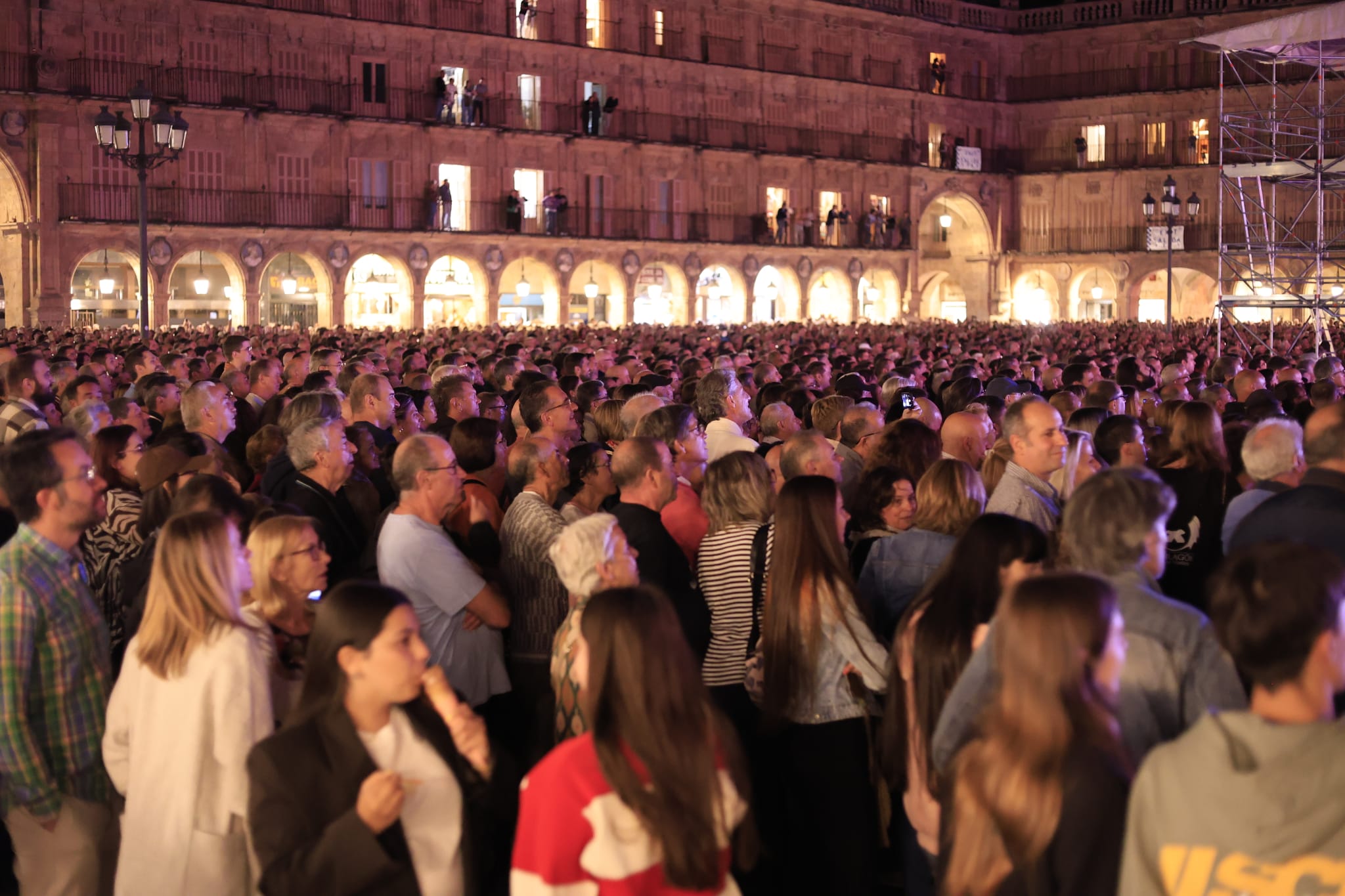 El rock andaluz de Medina Azahara conquista una Plaza Mayor de Salamanca entregada