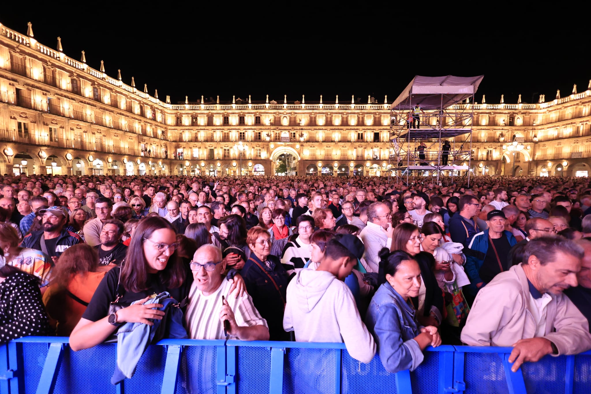 El rock andaluz de Medina Azahara conquista una Plaza Mayor de Salamanca entregada