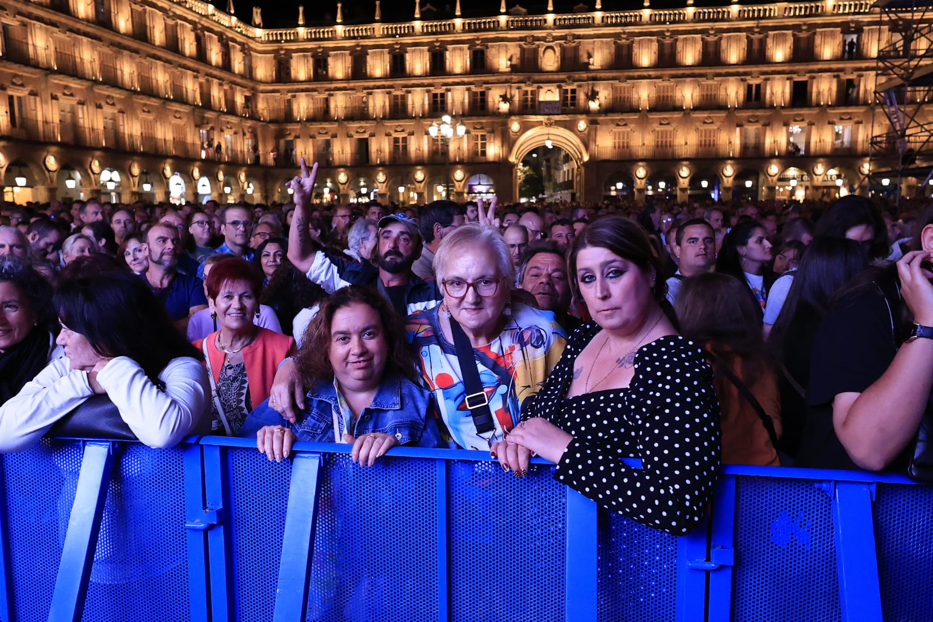 El rock andaluz de Medina Azahara conquista una Plaza Mayor de Salamanca entregada