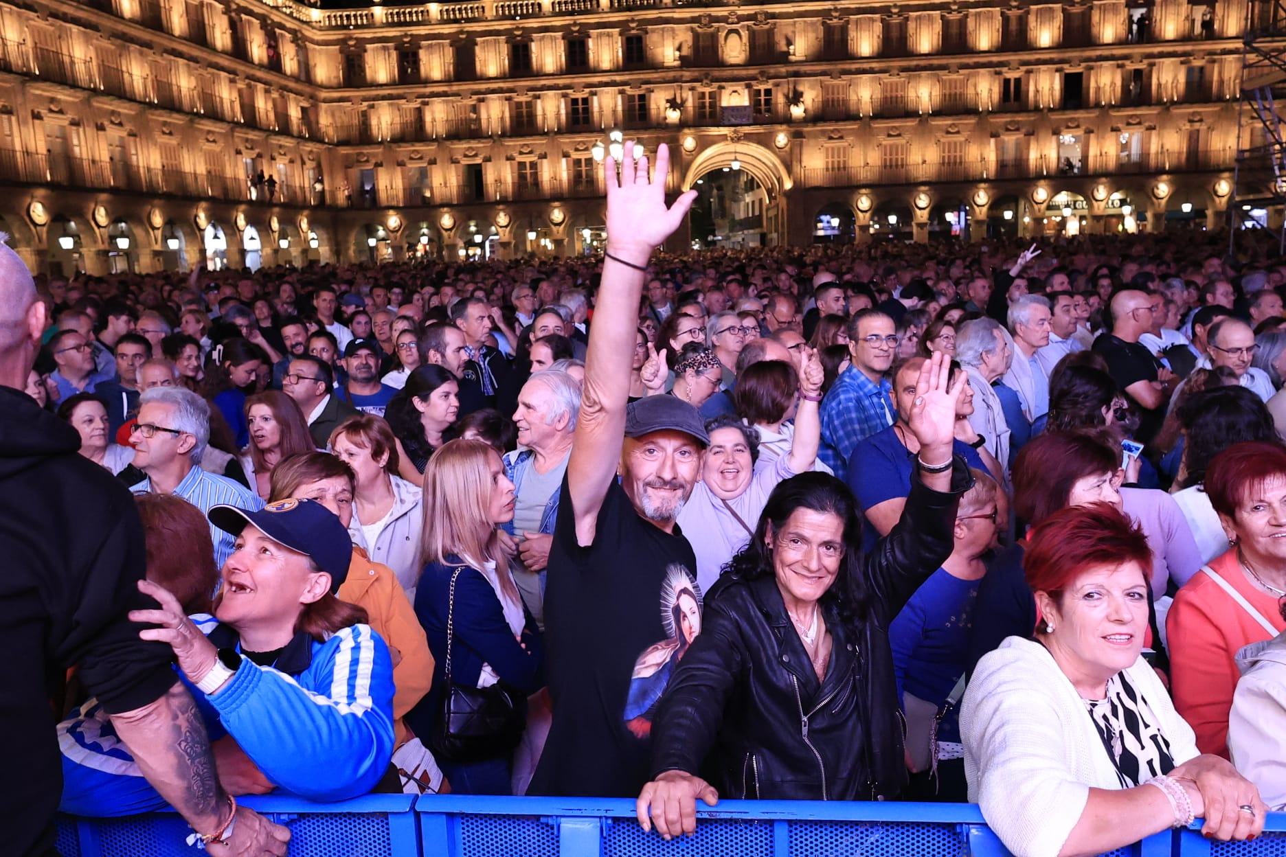 El rock andaluz de Medina Azahara conquista una Plaza Mayor de Salamanca entregada
