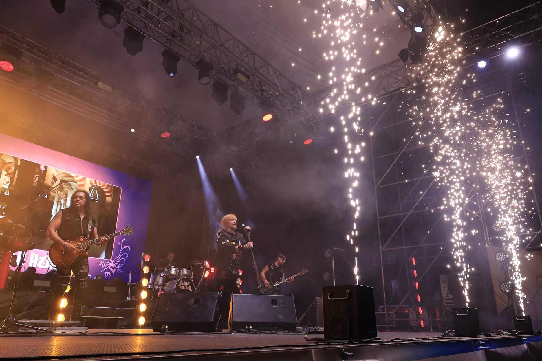 El rock andaluz de Medina Azahara conquista una Plaza Mayor de Salamanca entregada