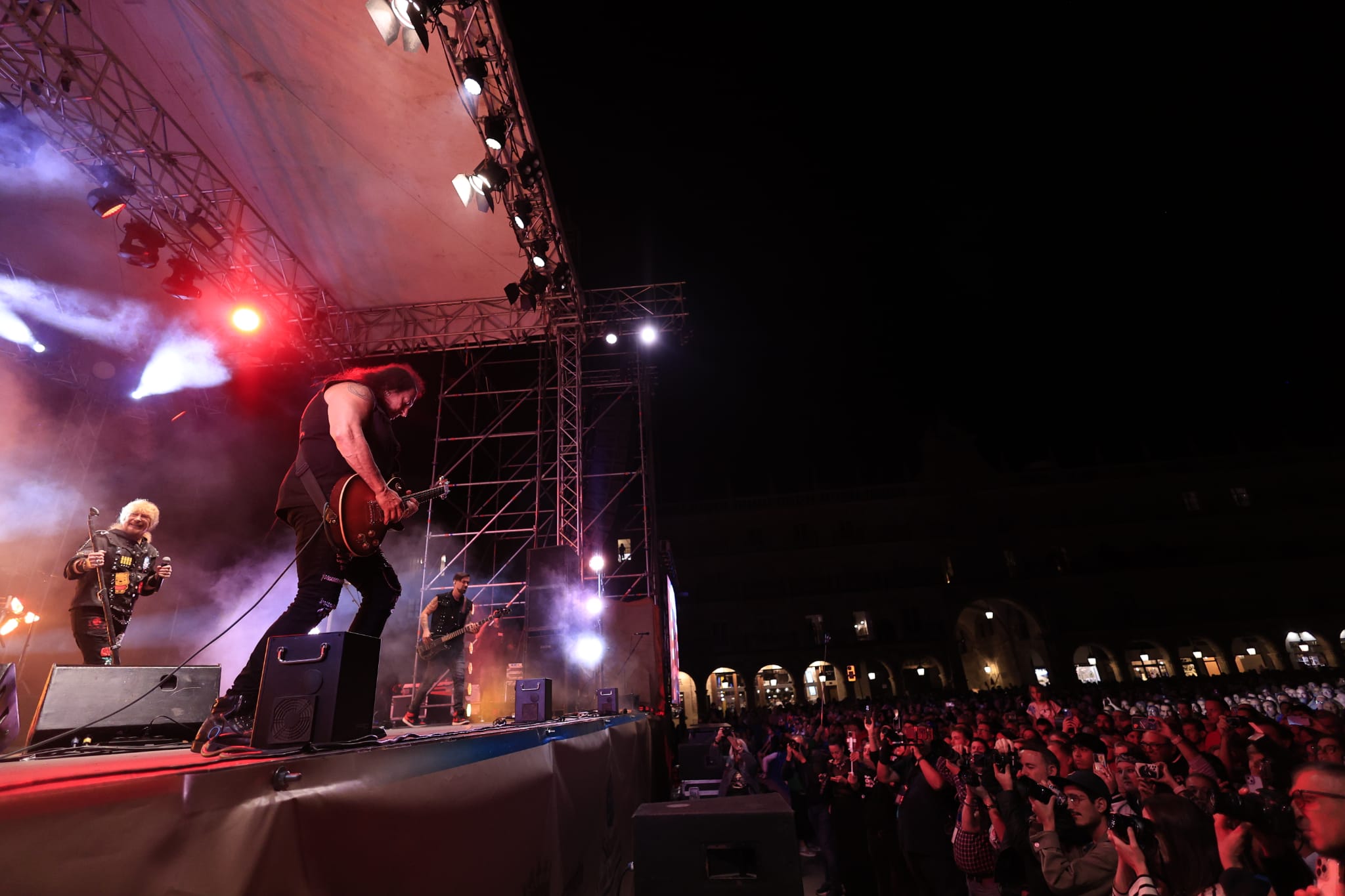 El rock andaluz de Medina Azahara conquista una Plaza Mayor de Salamanca entregada