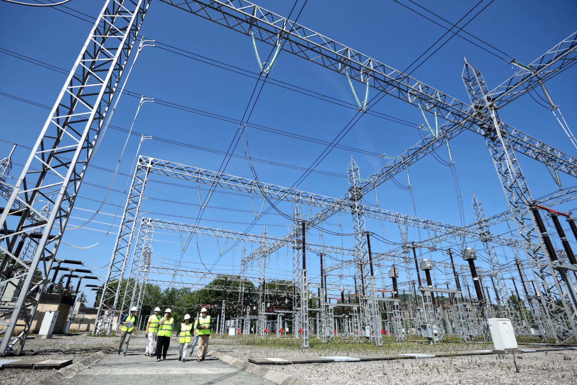 Subestación eléctrica en funcionamiento.