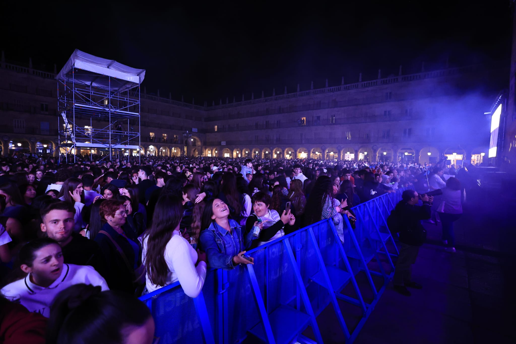 &#039;Los 40Sessions&#039; ponen a bailar y saltar a la juventud de Salamanca