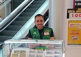Iván Pérez Fernández, vendedor de la ONCE, que ha repartido el premio.
