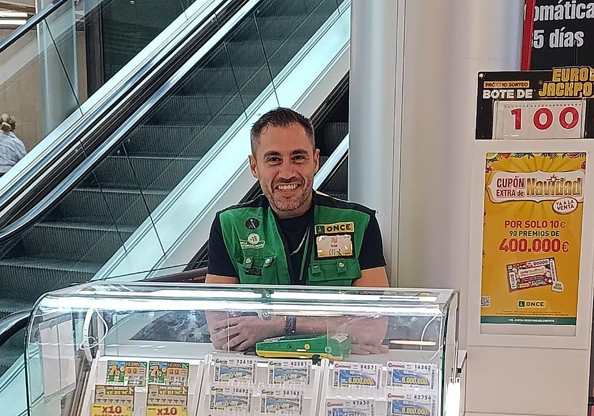 Iván Pérez Fernández, vendedor de la ONCE, que ha repartido el premio.