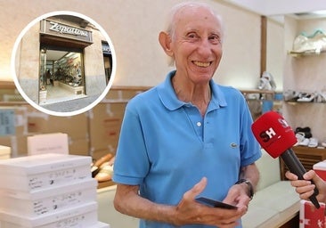 El zapatero de Salamanca que lleva seis décadas vendiendo calzado y no piensa jubilarse