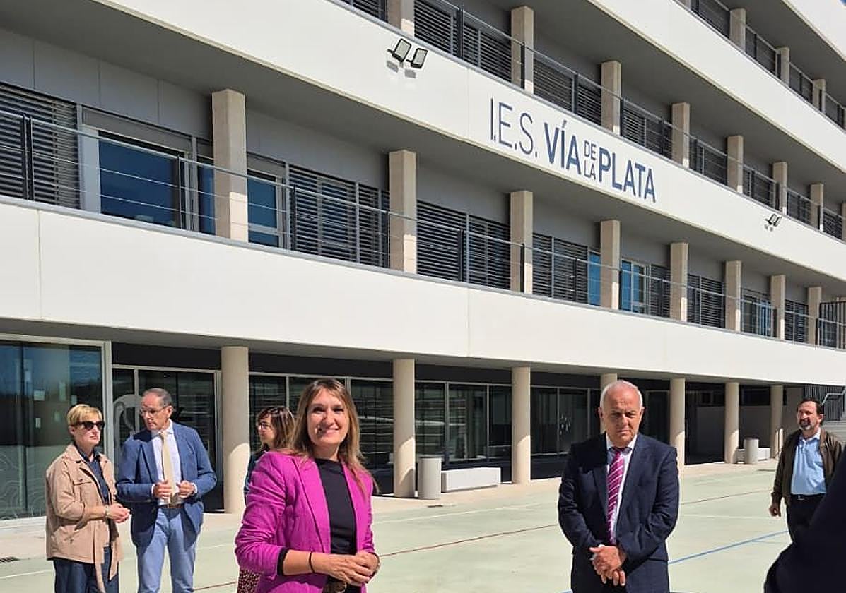 La consejera de Educación, durante la visita al centro.
