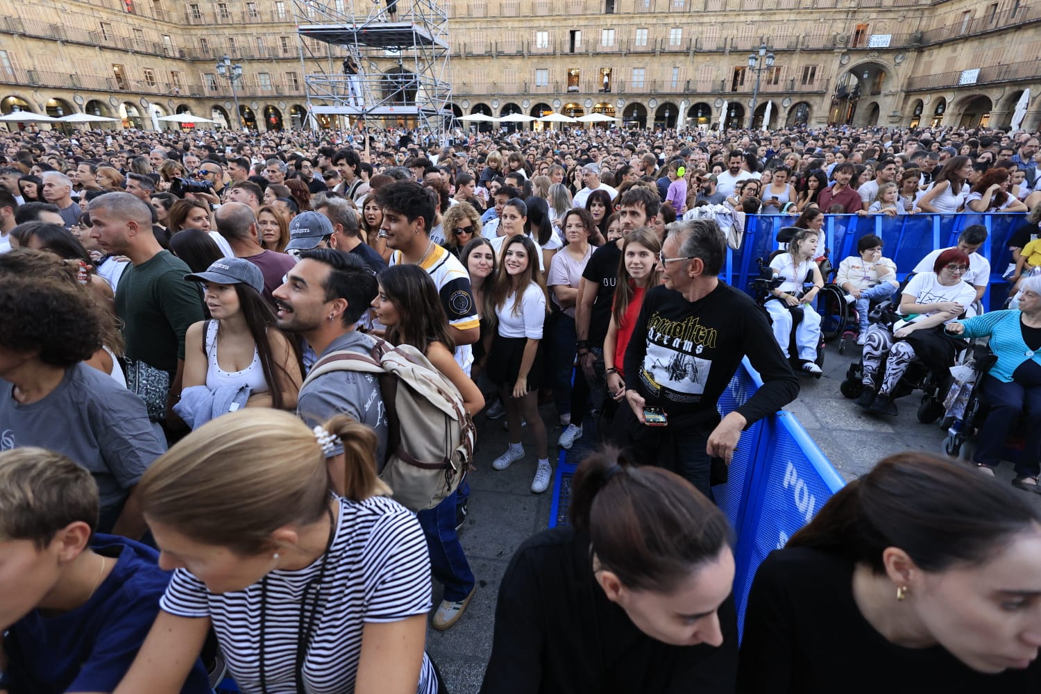 Ultraligera abre una noche mágica en la Plaza Mayor de Salamanca