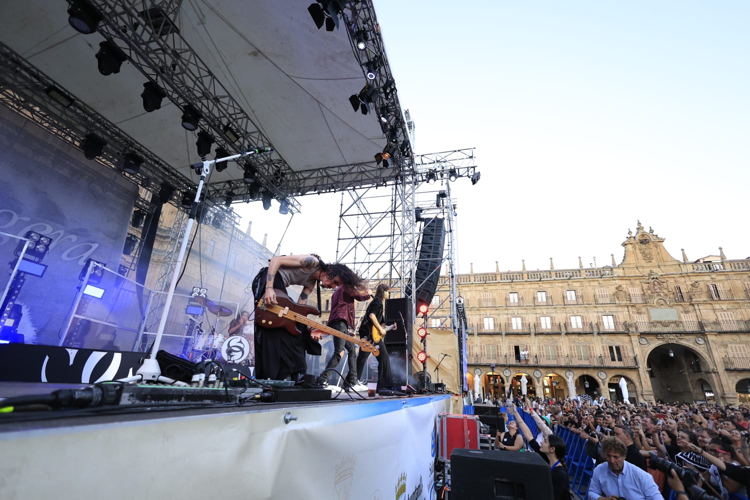 Ultraligera abre una noche mágica en la Plaza Mayor de Salamanca