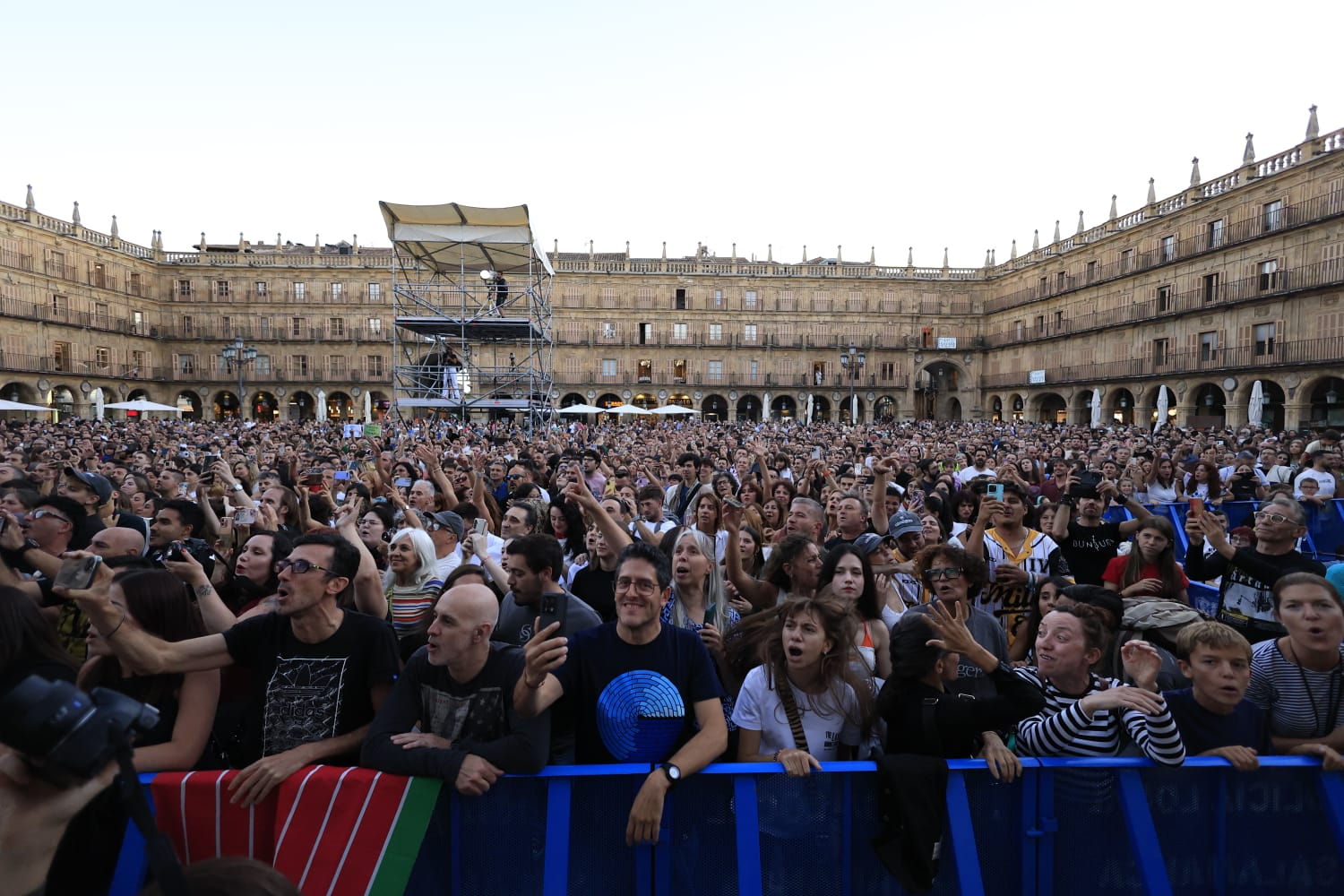 Ultraligera abre una noche mágica en la Plaza Mayor de Salamanca