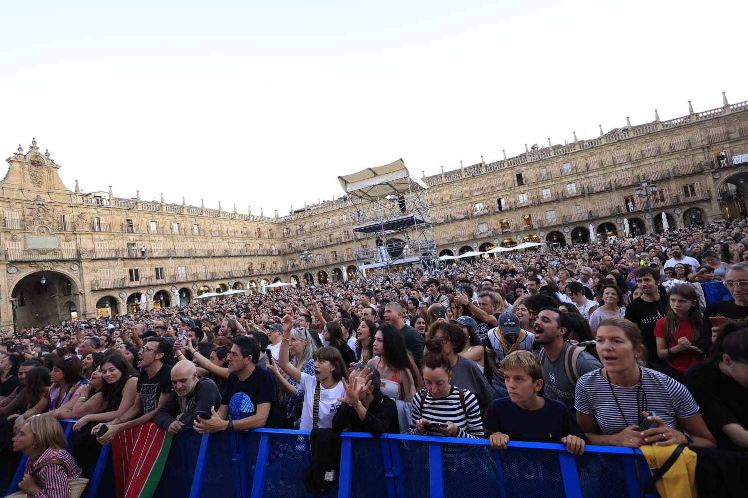 Ultraligera abre una noche mágica en la Plaza Mayor de Salamanca