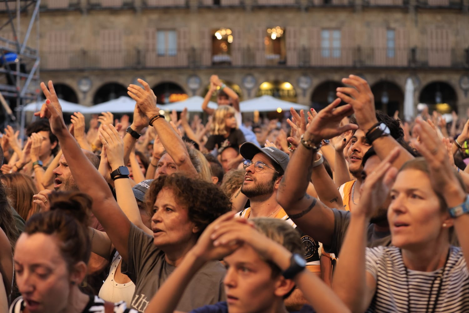 Ultraligera abre una noche mágica en la Plaza Mayor de Salamanca