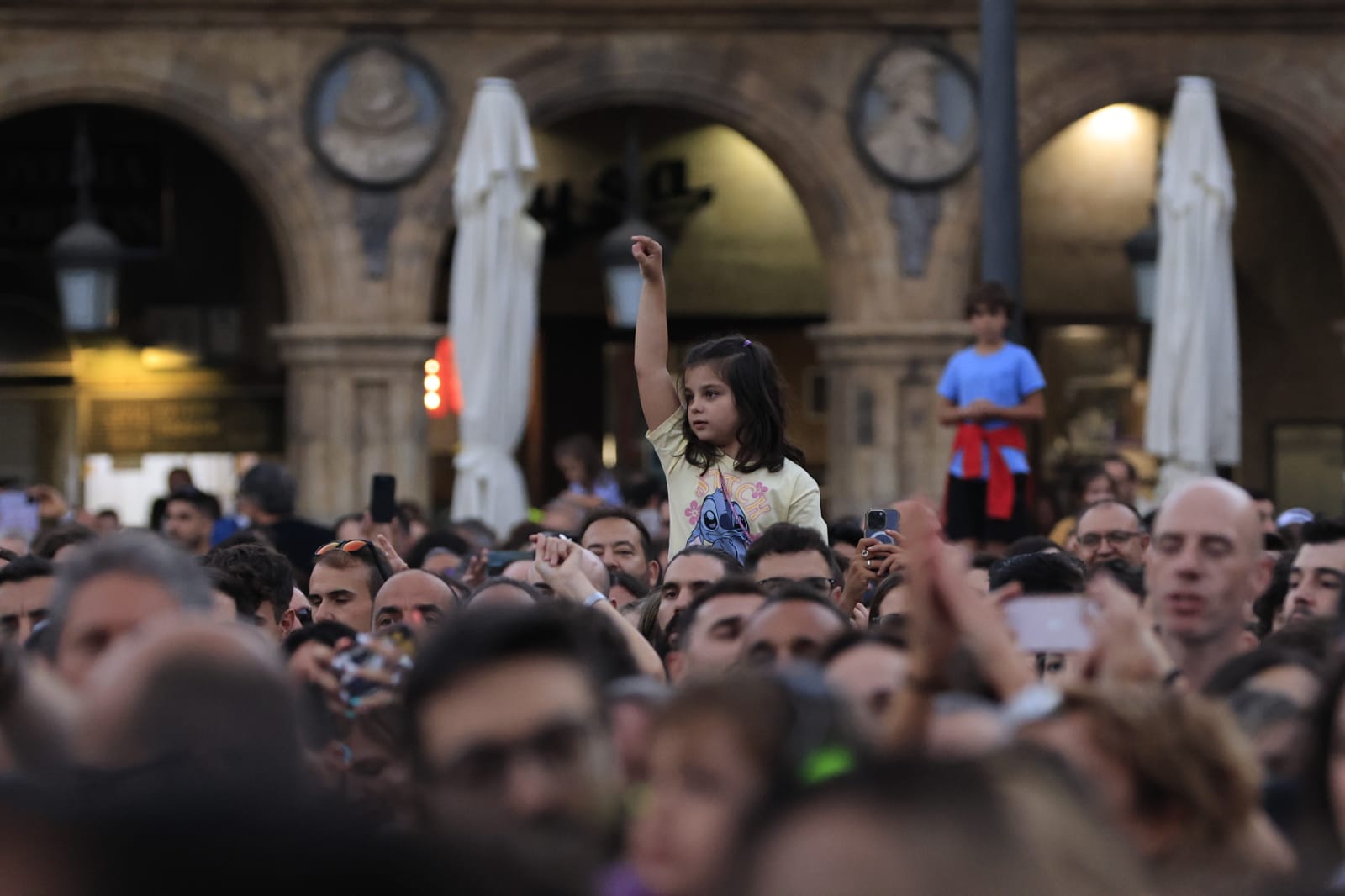 Ultraligera abre una noche mágica en la Plaza Mayor de Salamanca