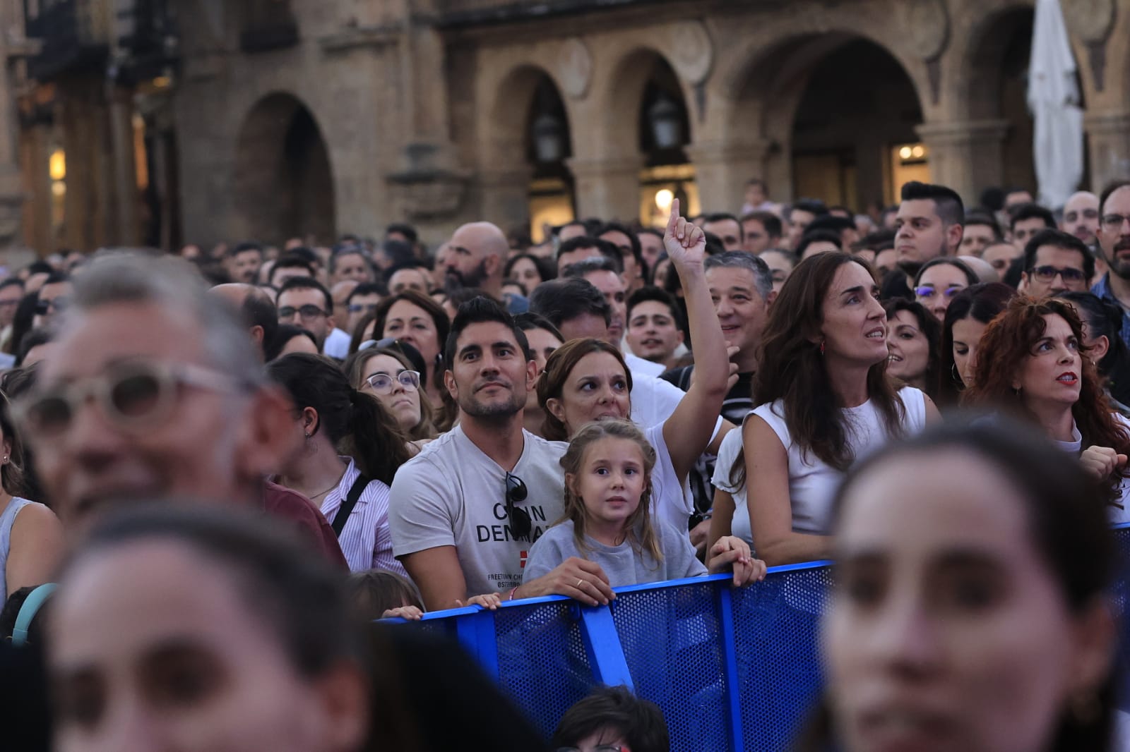 Ultraligera abre una noche mágica en la Plaza Mayor de Salamanca