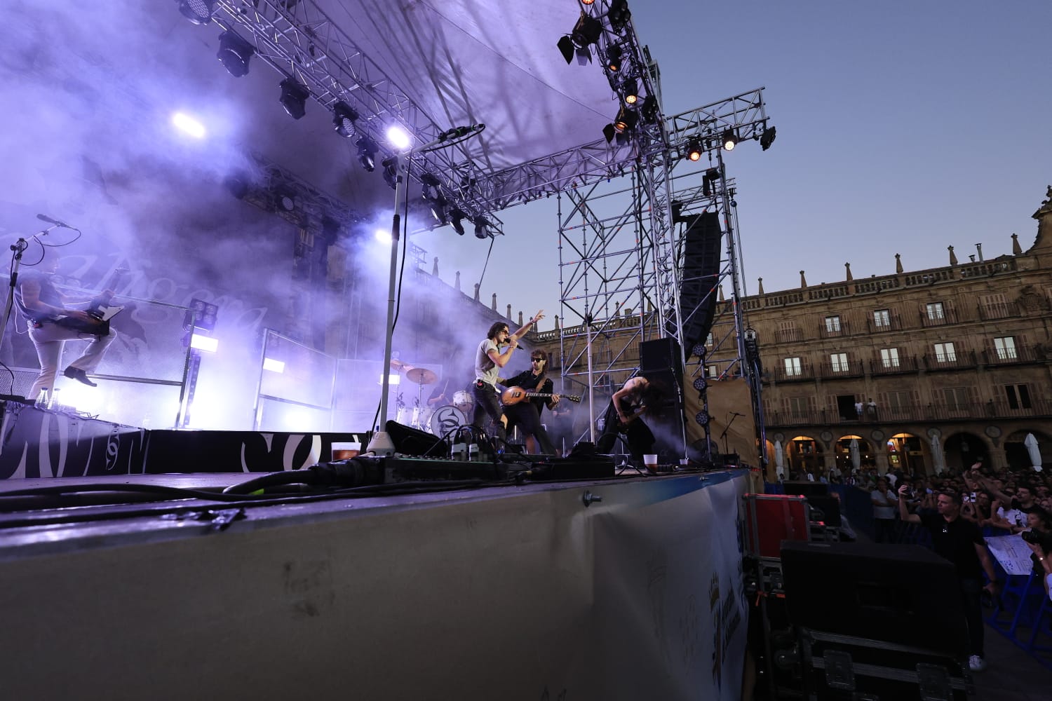 Ultraligera abre una noche mágica en la Plaza Mayor de Salamanca