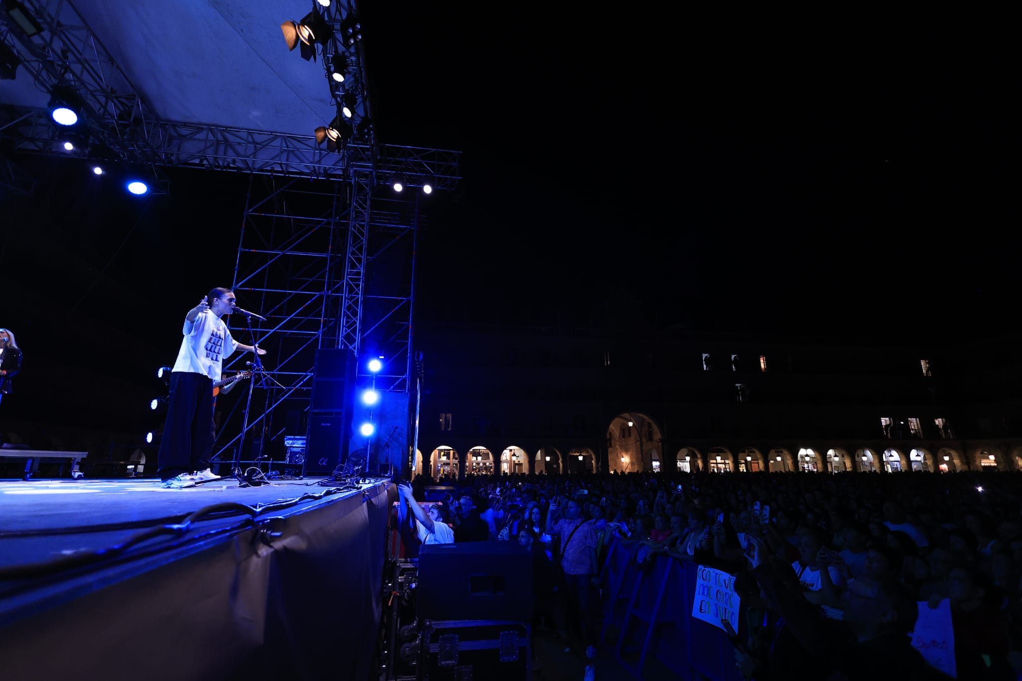 Marta Santos conquista la Plaza Mayor con su flamenco pop