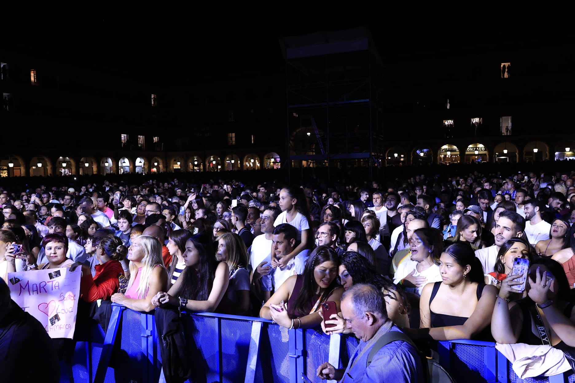 Marta Santos conquista la Plaza Mayor con su flamenco pop