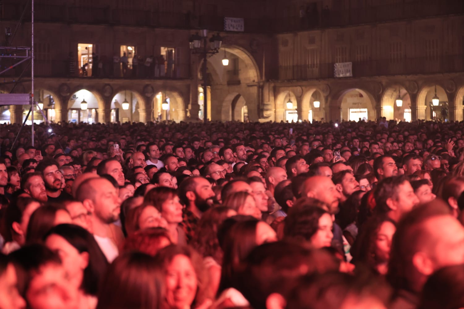 Siloé reparte besos a una entregada Plaza Mayor de Salamanca