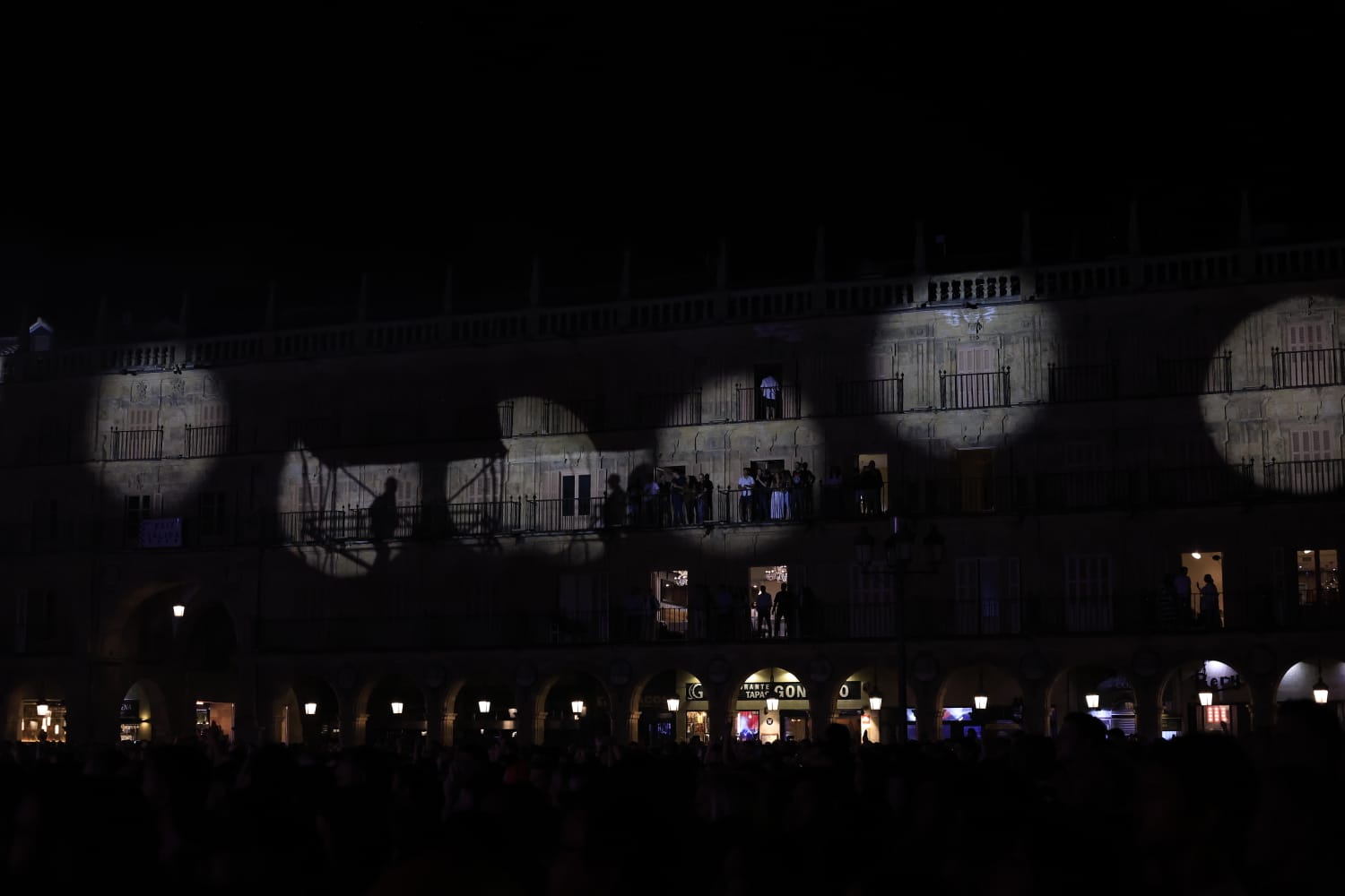 Siloé reparte besos a una entregada Plaza Mayor de Salamanca