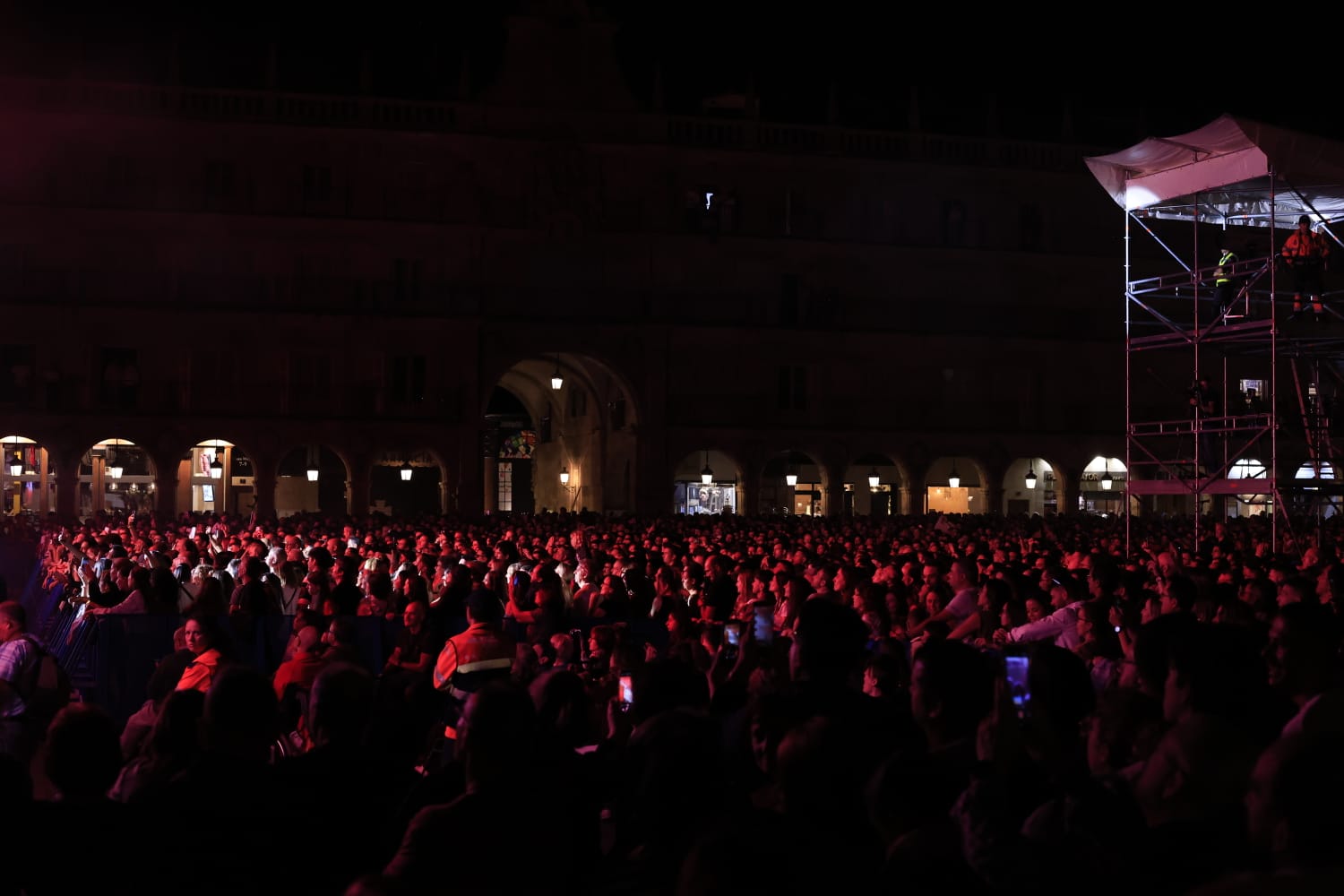 Siloé reparte besos a una entregada Plaza Mayor de Salamanca