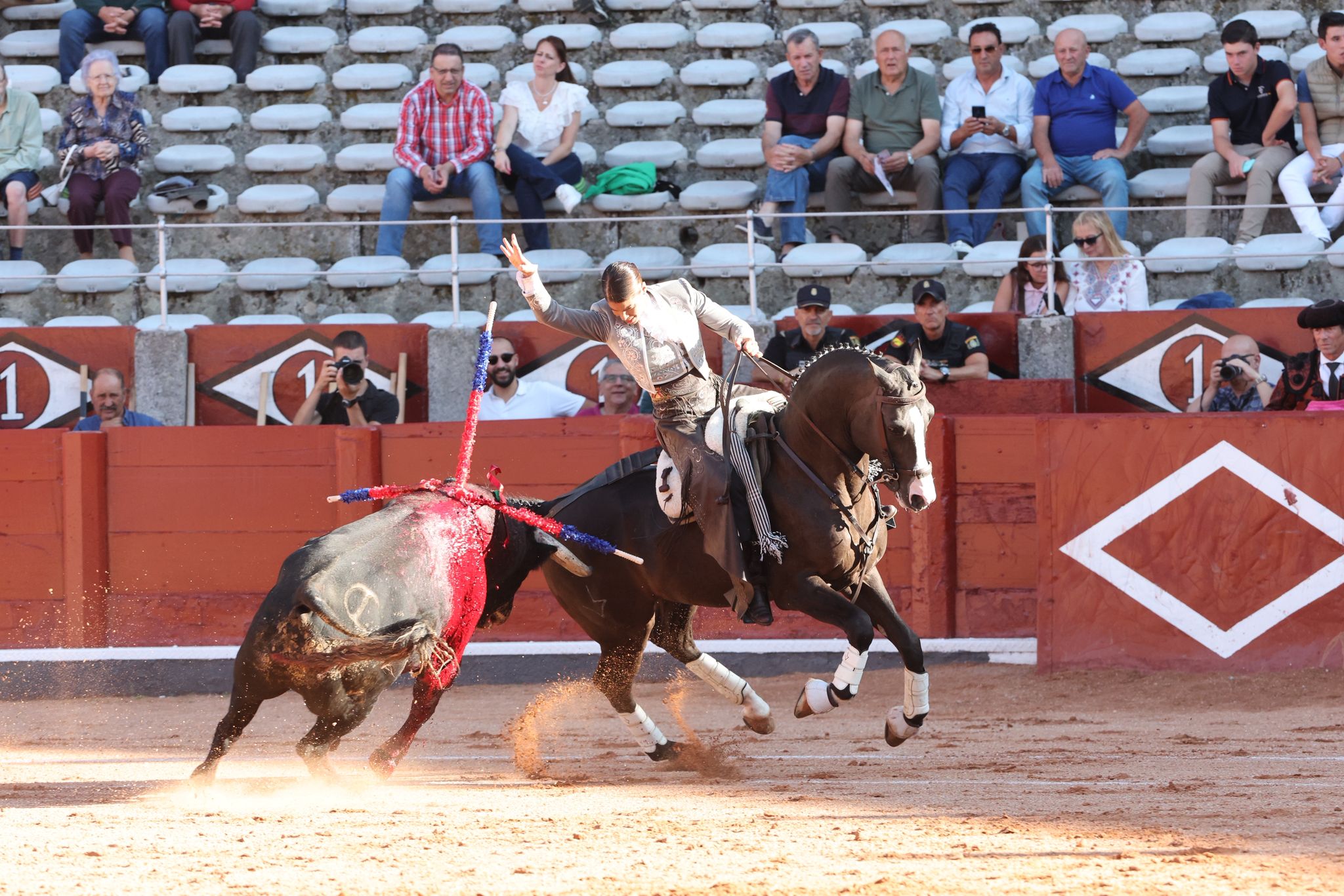 Olga Casado abre la puerta grande del festejo femenino de la feria