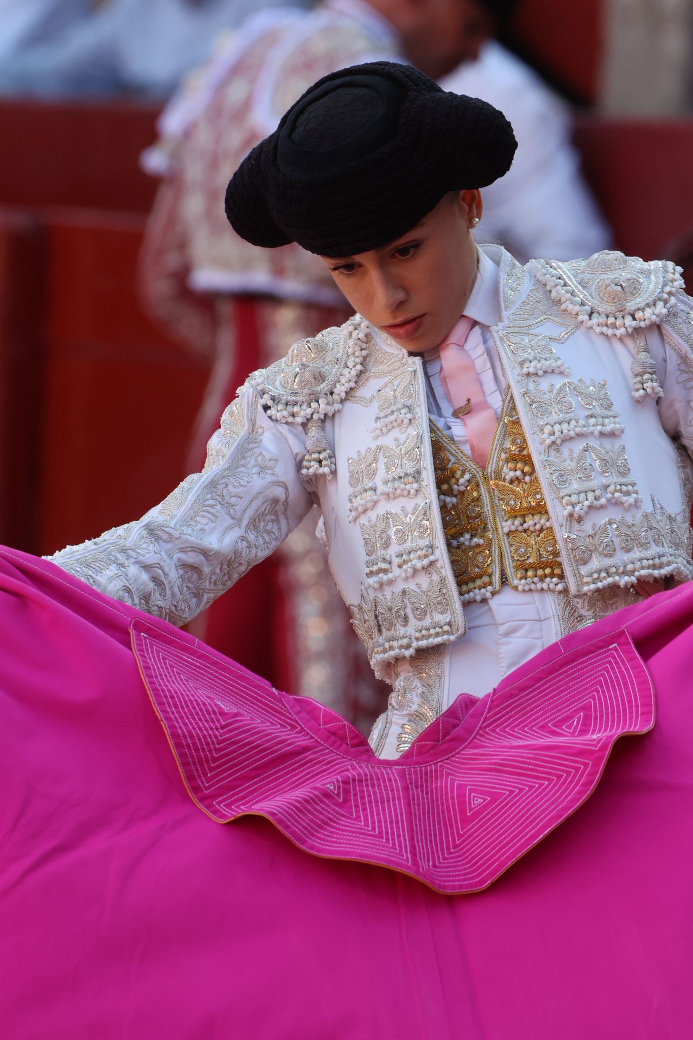 Olga Casado abre la puerta grande del festejo femenino de la feria