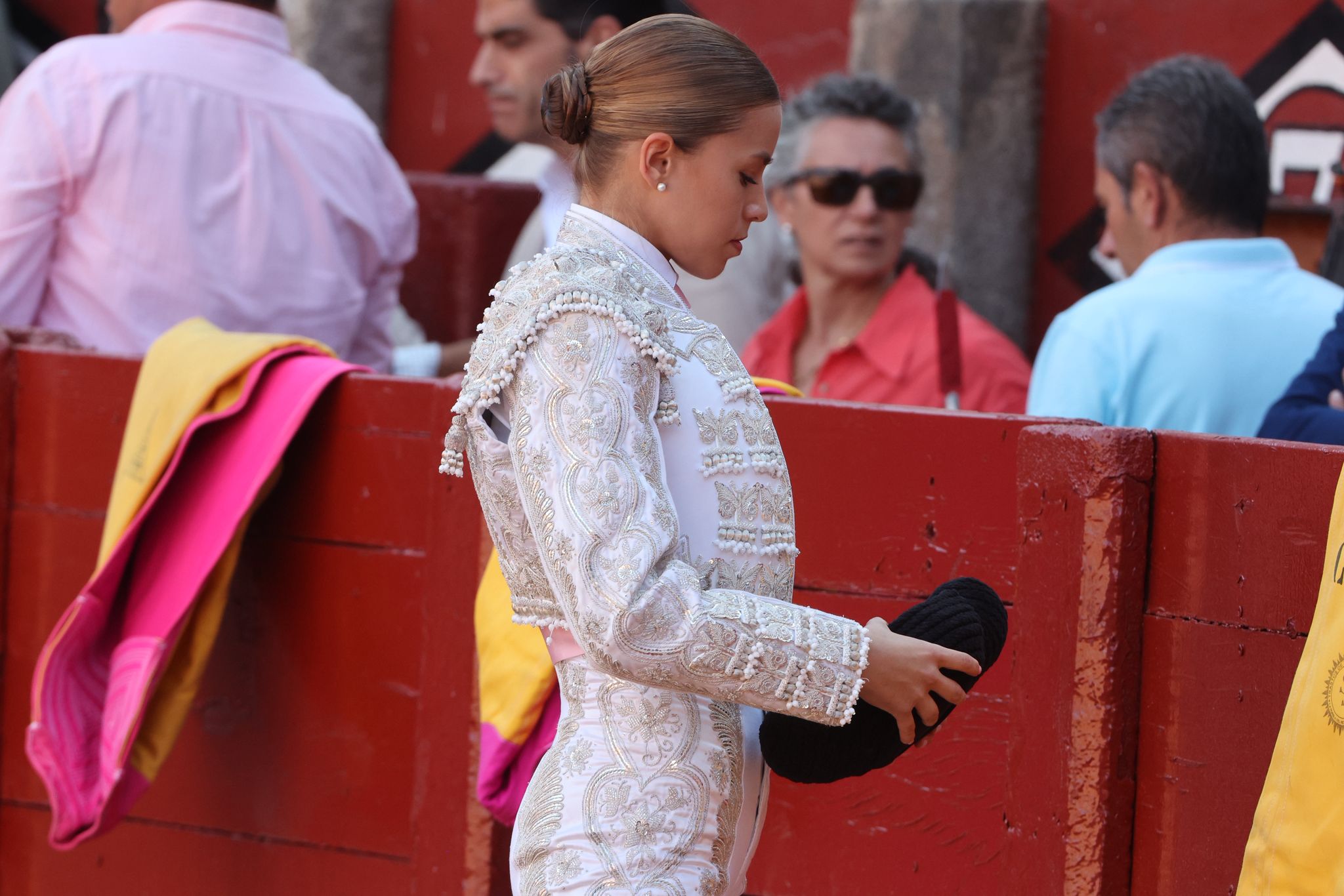 Olga Casado abre la puerta grande del festejo femenino de la feria