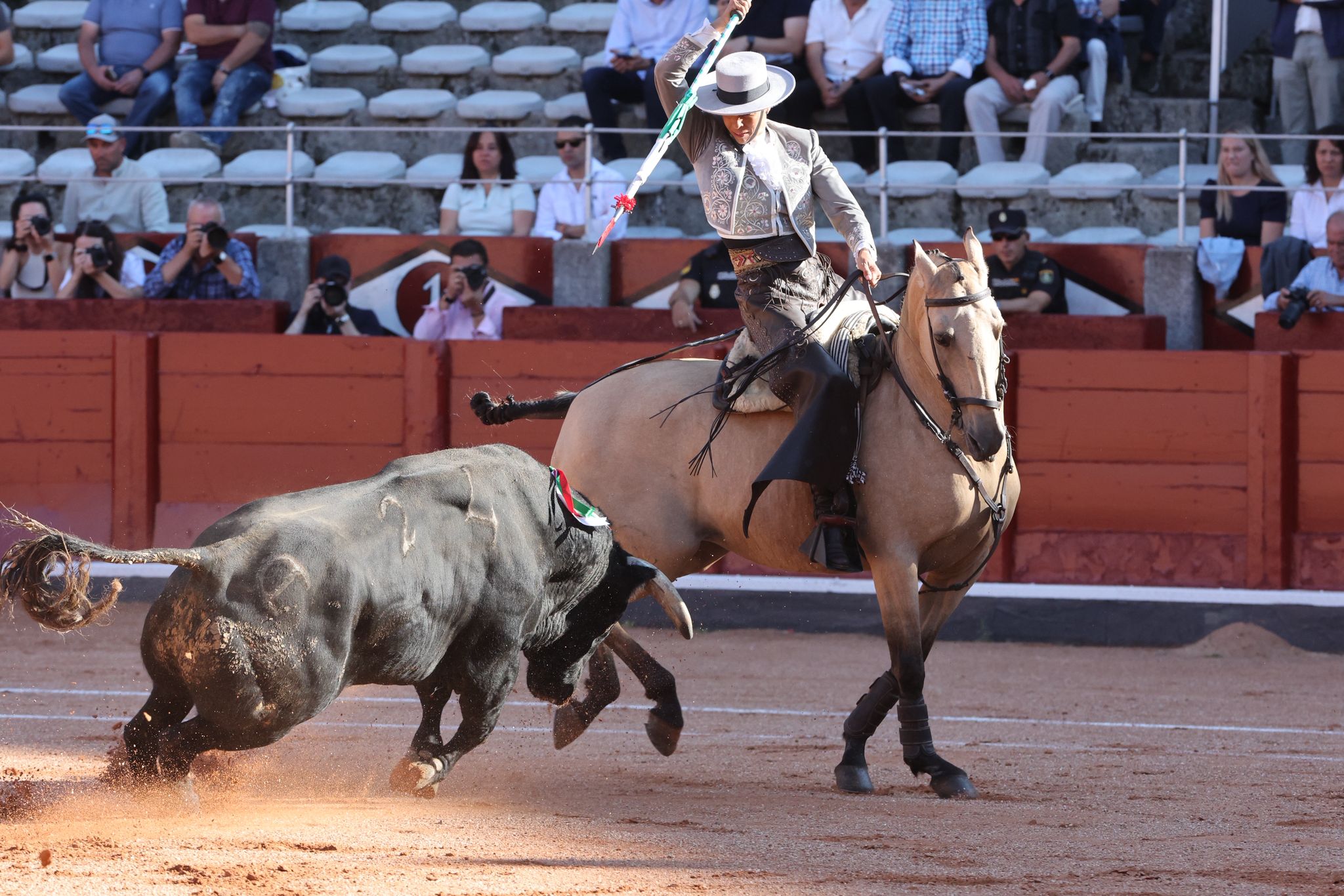 Olga Casado abre la puerta grande del festejo femenino de la feria