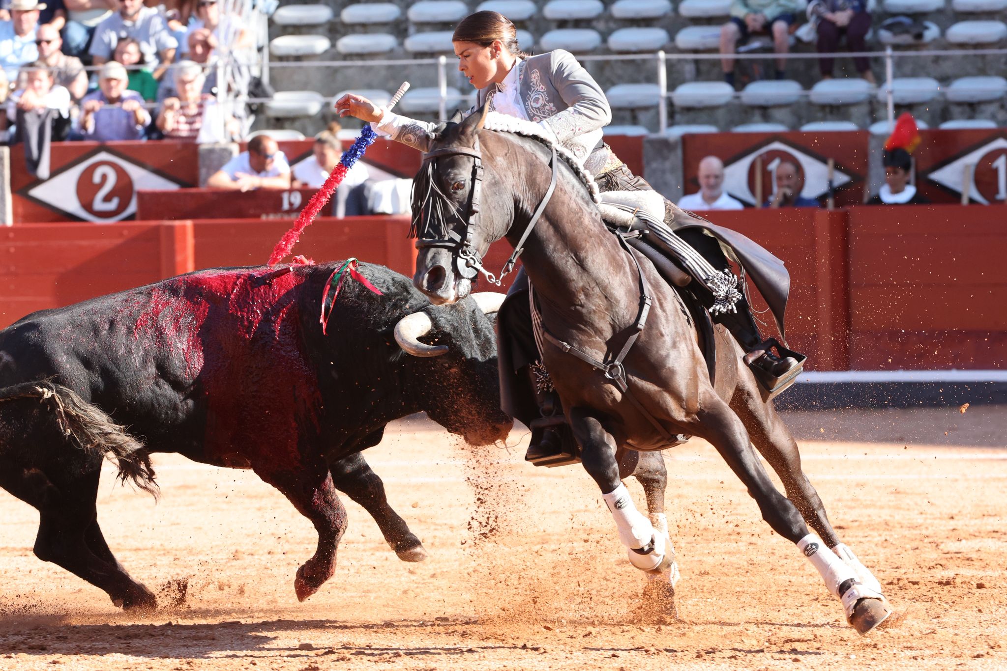 Olga Casado abre la puerta grande del festejo femenino de la feria