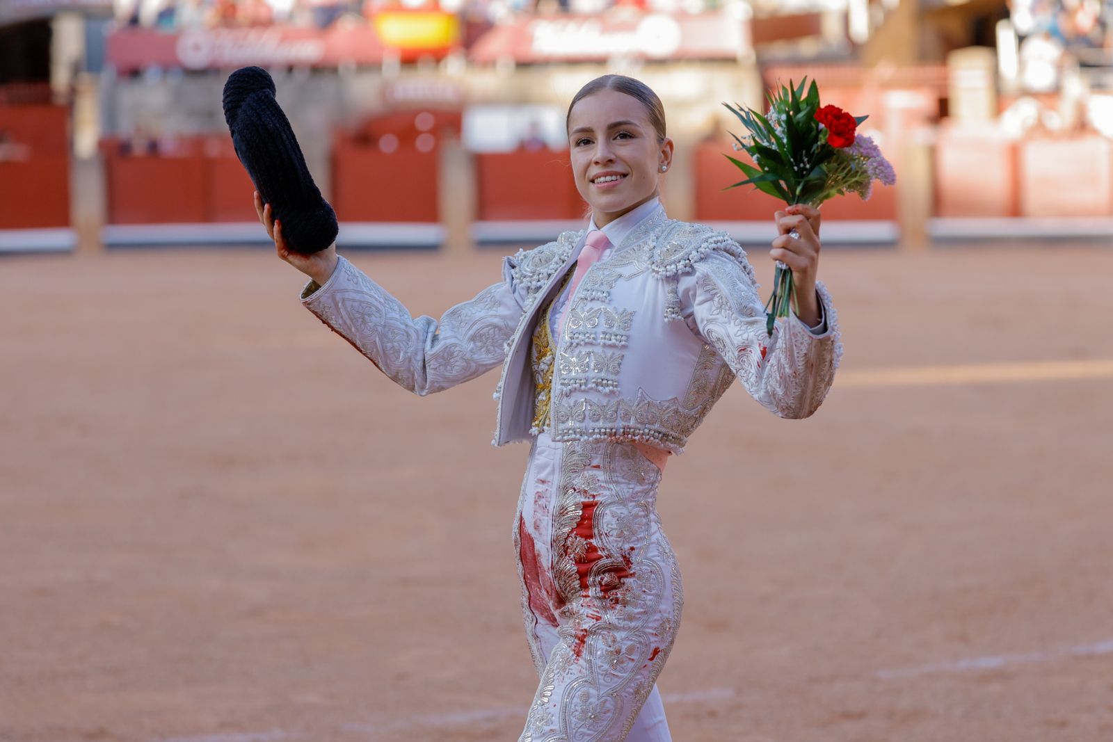 Olga Casado abre la puerta grande del festejo femenino de la feria