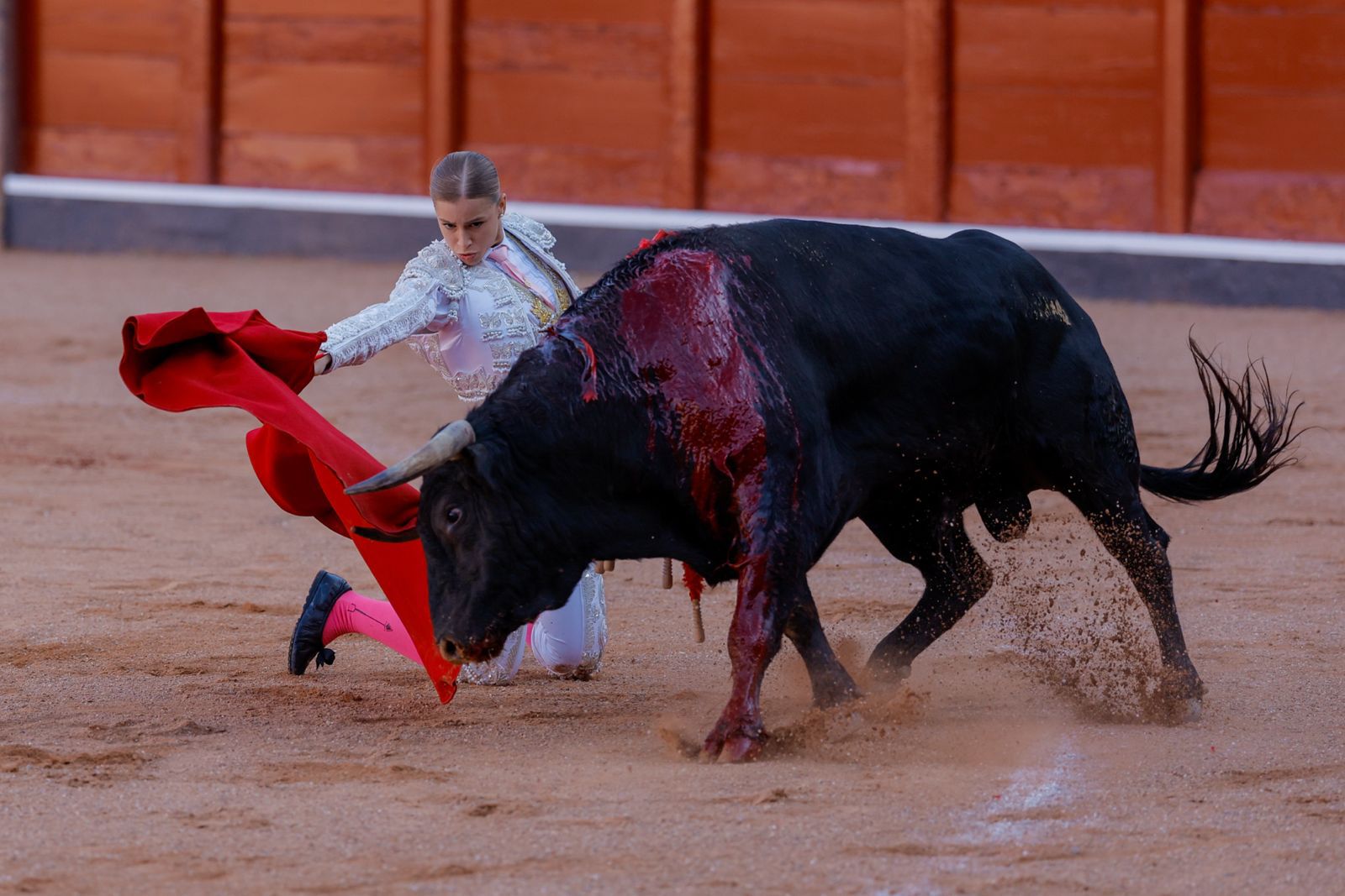 Olga Casado abre la puerta grande del festejo femenino de la feria