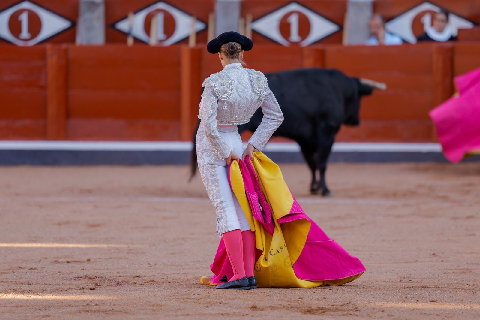 Olga Casado abre la puerta grande del festejo femenino de la feria