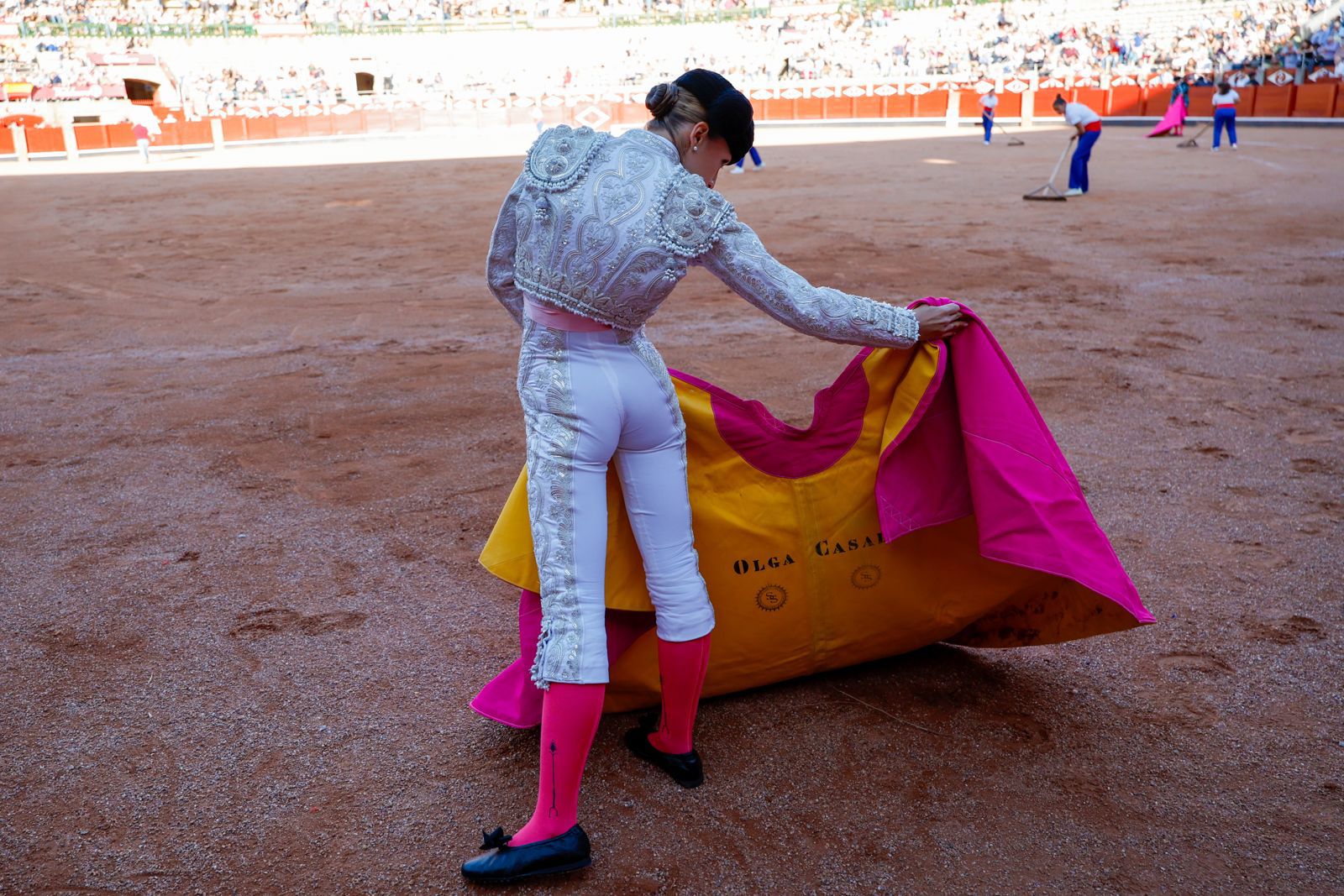 Olga Casado abre la puerta grande del festejo femenino de la feria