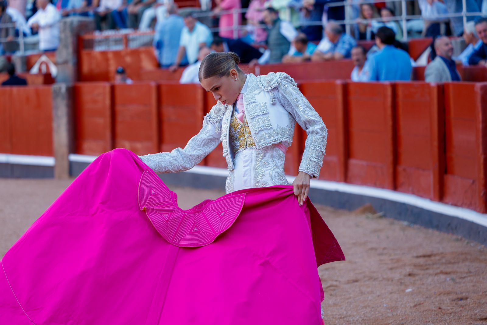 Olga Casado abre la puerta grande del festejo femenino de la feria
