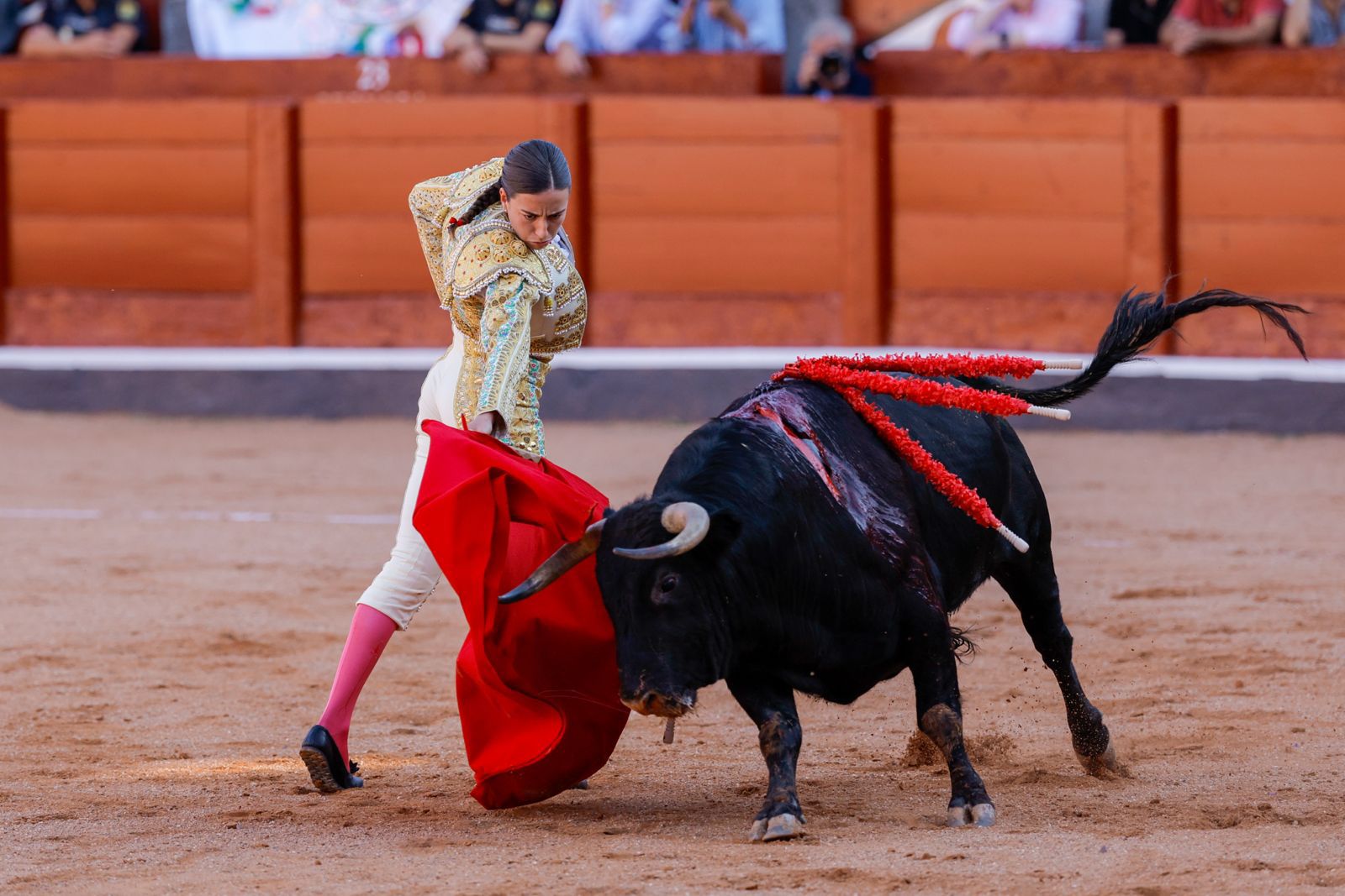 Olga Casado abre la puerta grande del festejo femenino de la feria