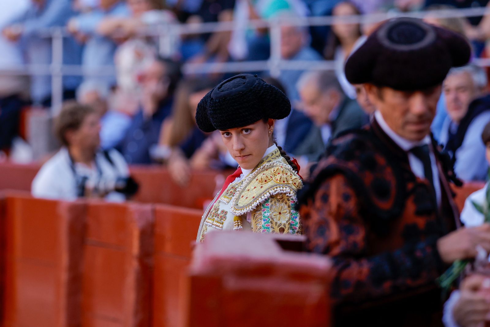 Olga Casado abre la puerta grande del festejo femenino de la feria