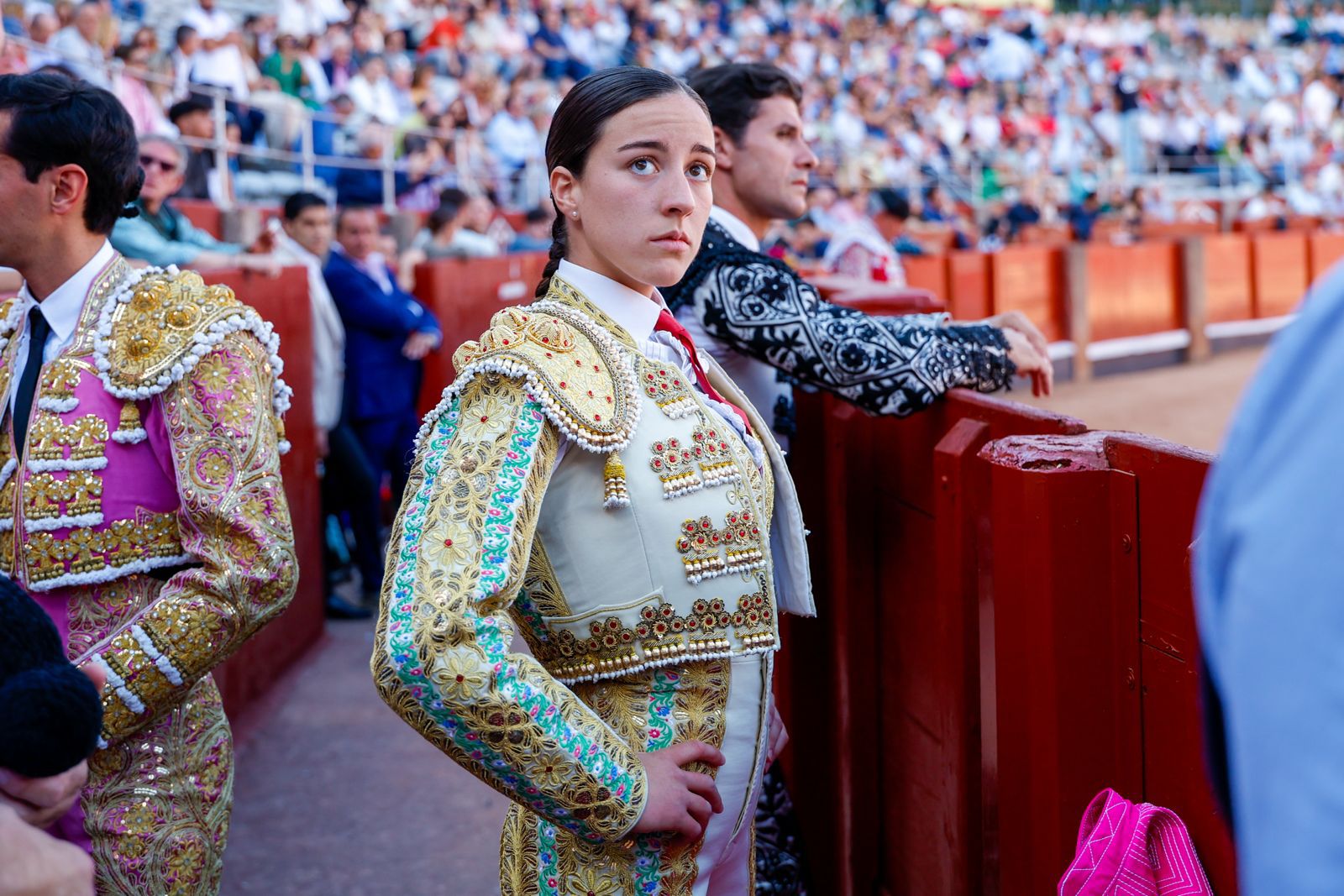 Olga Casado abre la puerta grande del festejo femenino de la feria
