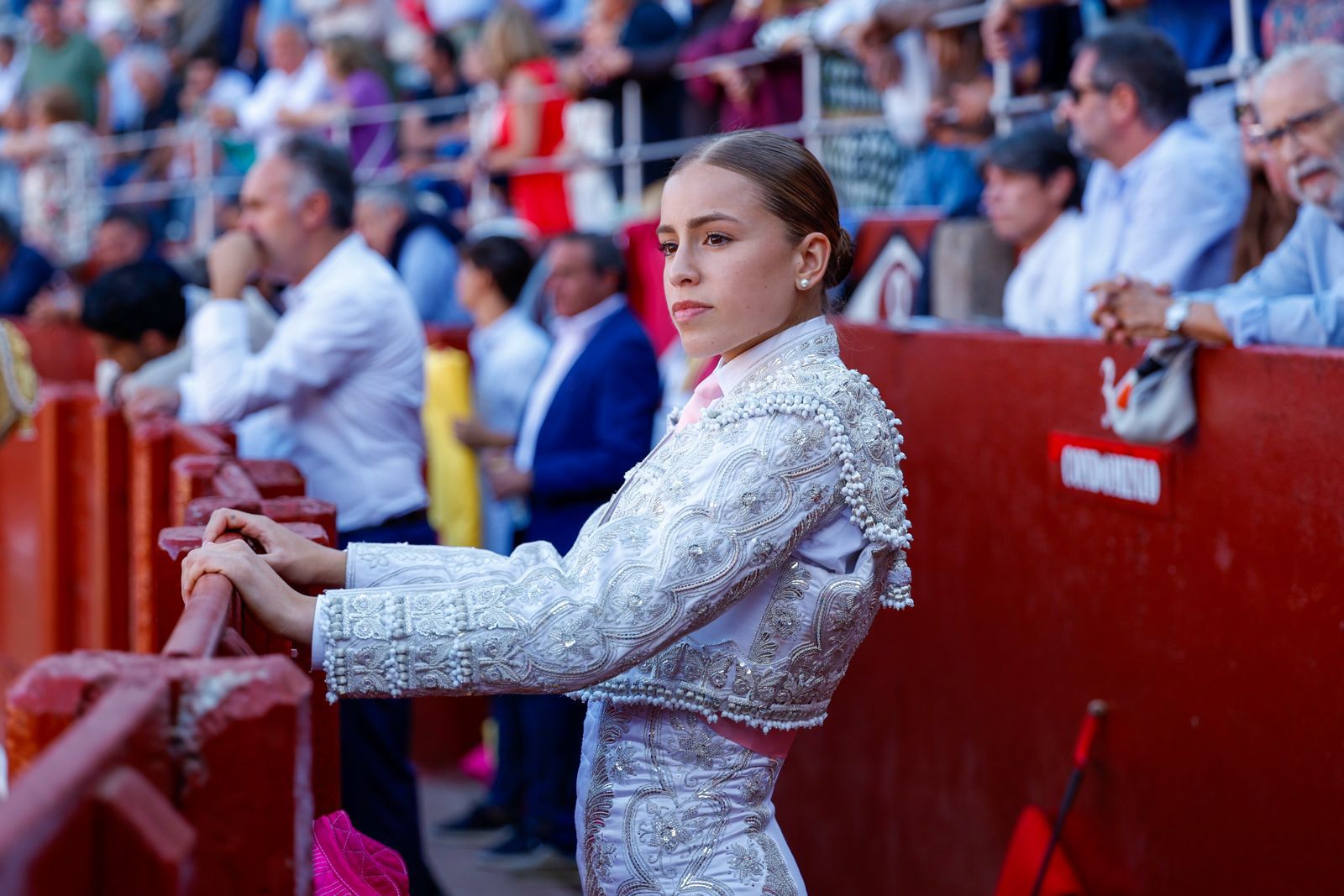 Olga Casado abre la puerta grande del festejo femenino de la feria