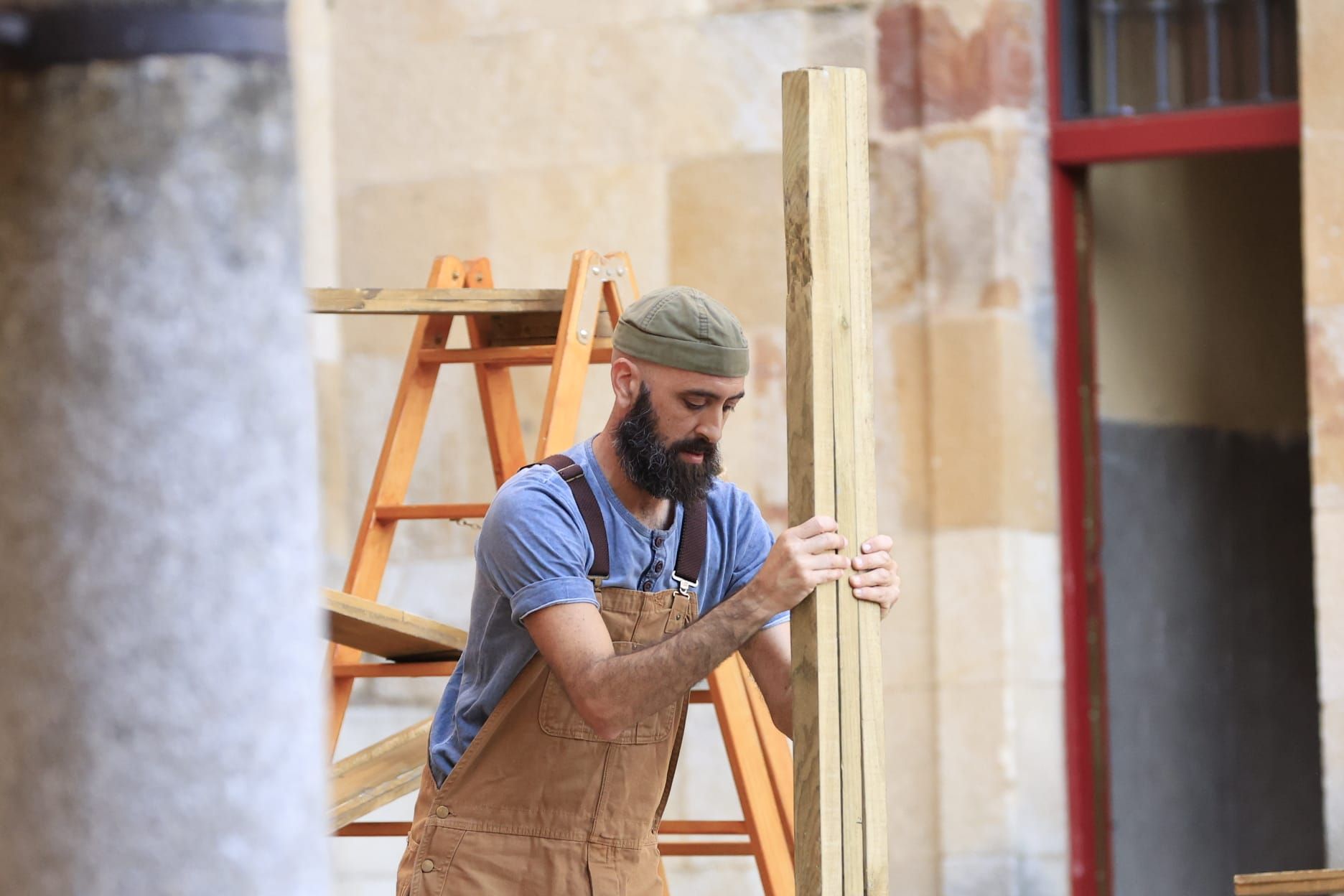Éxito de &#039;Llar&#039;: el espectáculo que combina arquitectura y malabares en el Patio Chico