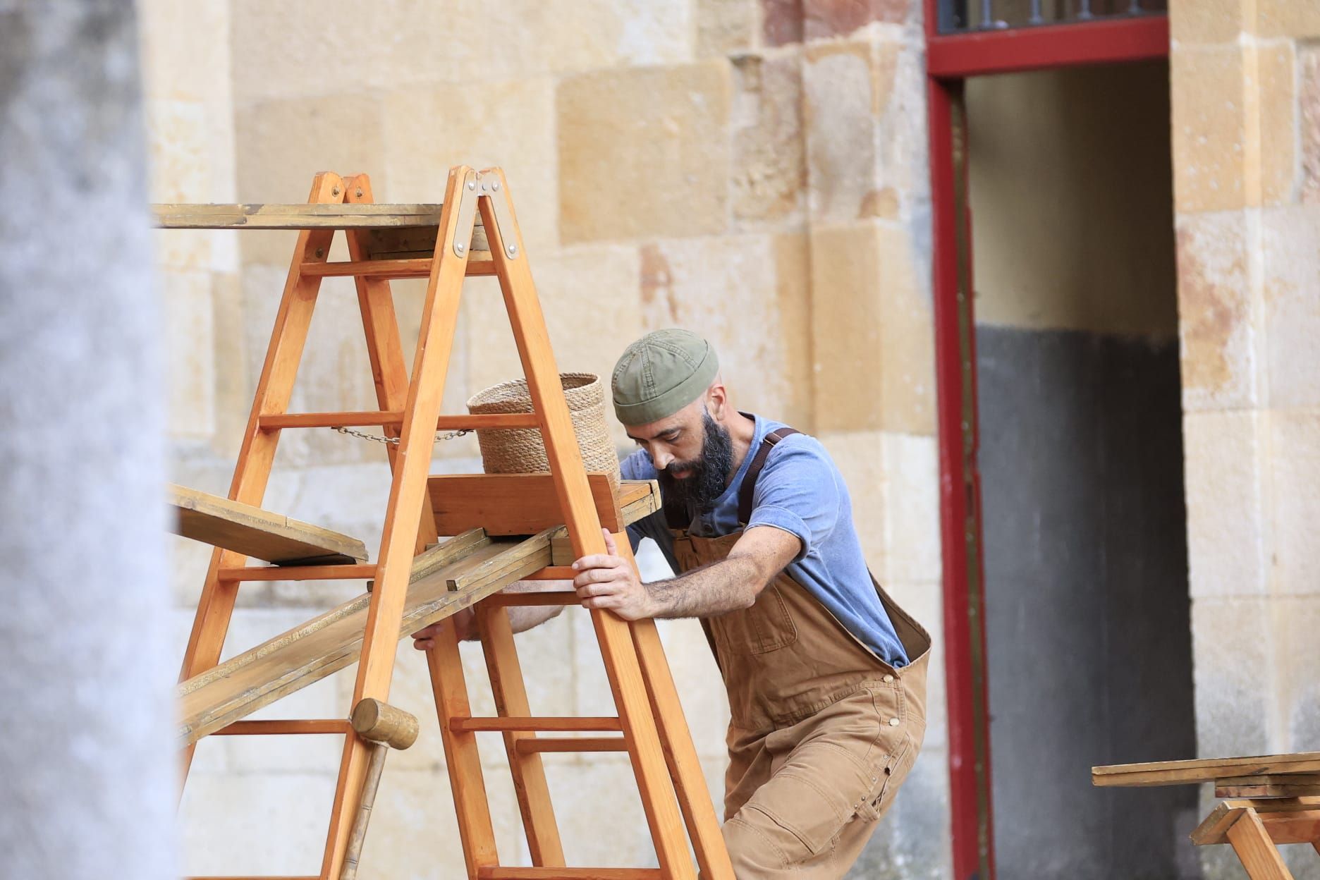 Éxito de &#039;Llar&#039;: el espectáculo que combina arquitectura y malabares en el Patio Chico