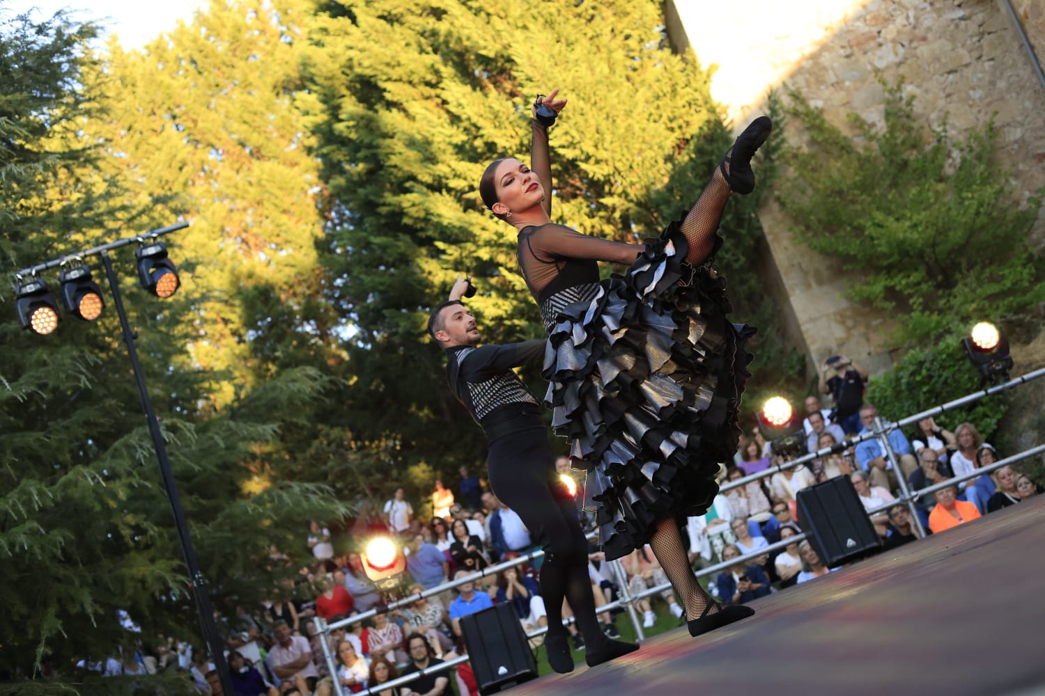 Los Jardines de Santo Domingo se llenan de arte con el espectáculo Extractos de Querencia