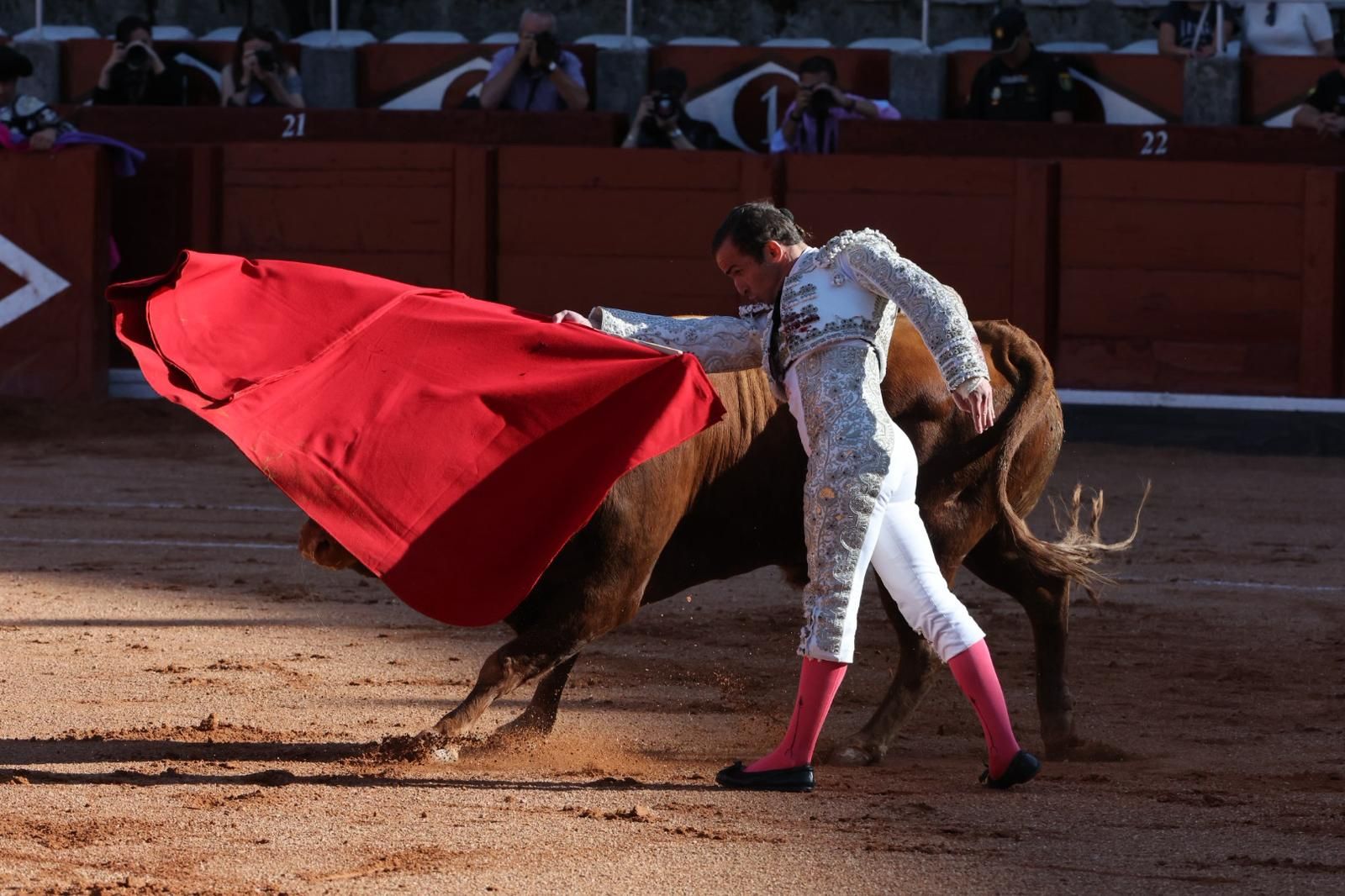 Tres orejas para Ismael Martín y traslado de Damián Castaño al hospital en la segunda de abono de Salamanca