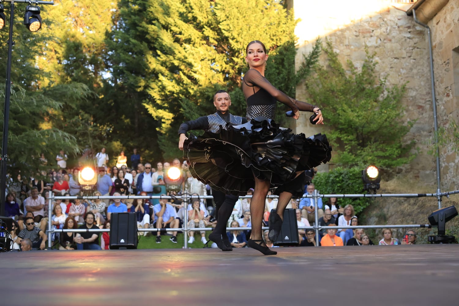 Los Jardines de Santo Domingo se llenan de arte con el espectáculo Extractos de Querencia