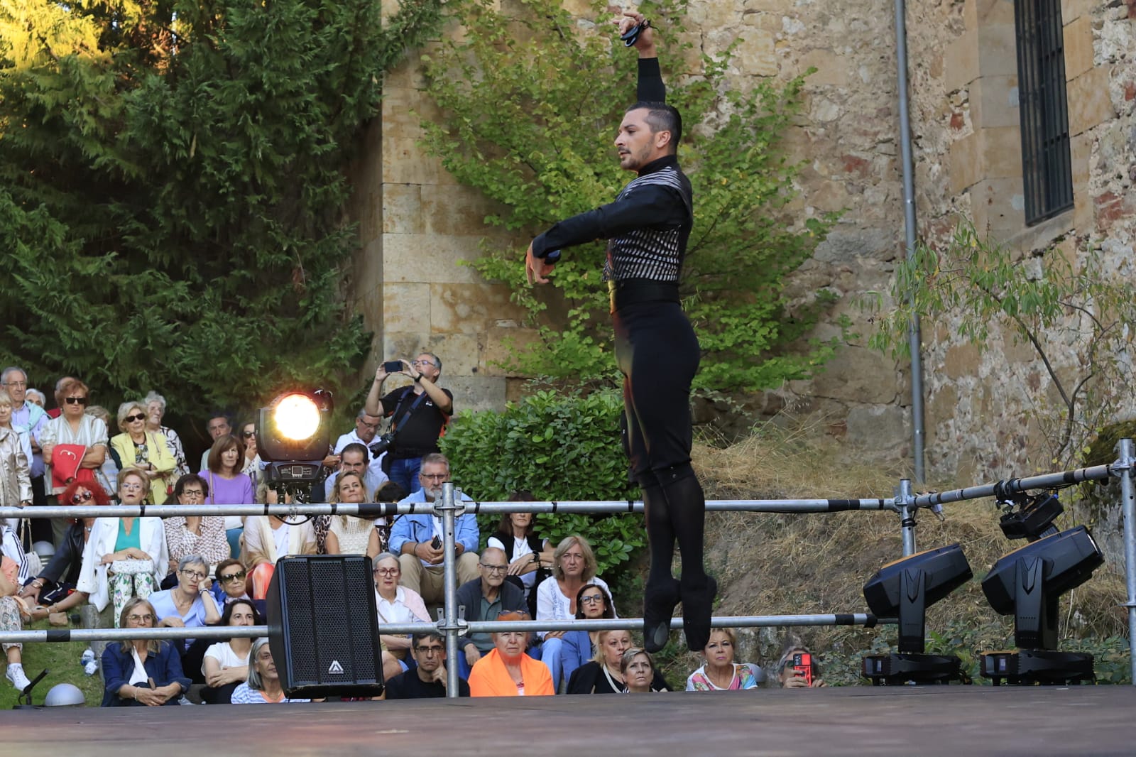 Los Jardines de Santo Domingo se llenan de arte con el espectáculo Extractos de Querencia
