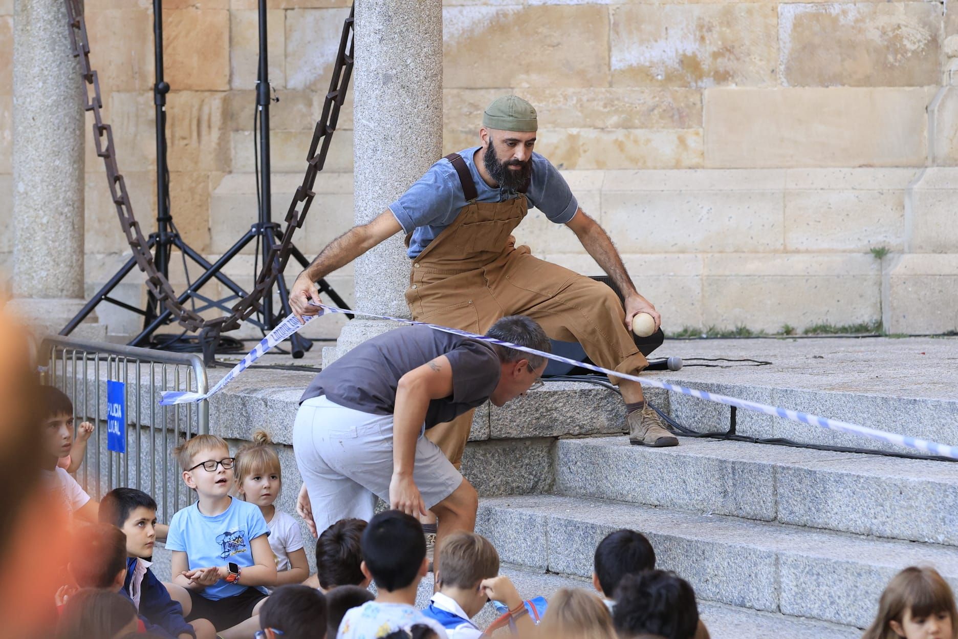 Éxito de &#039;Llar&#039;: el espectáculo que combina arquitectura y malabares en el Patio Chico