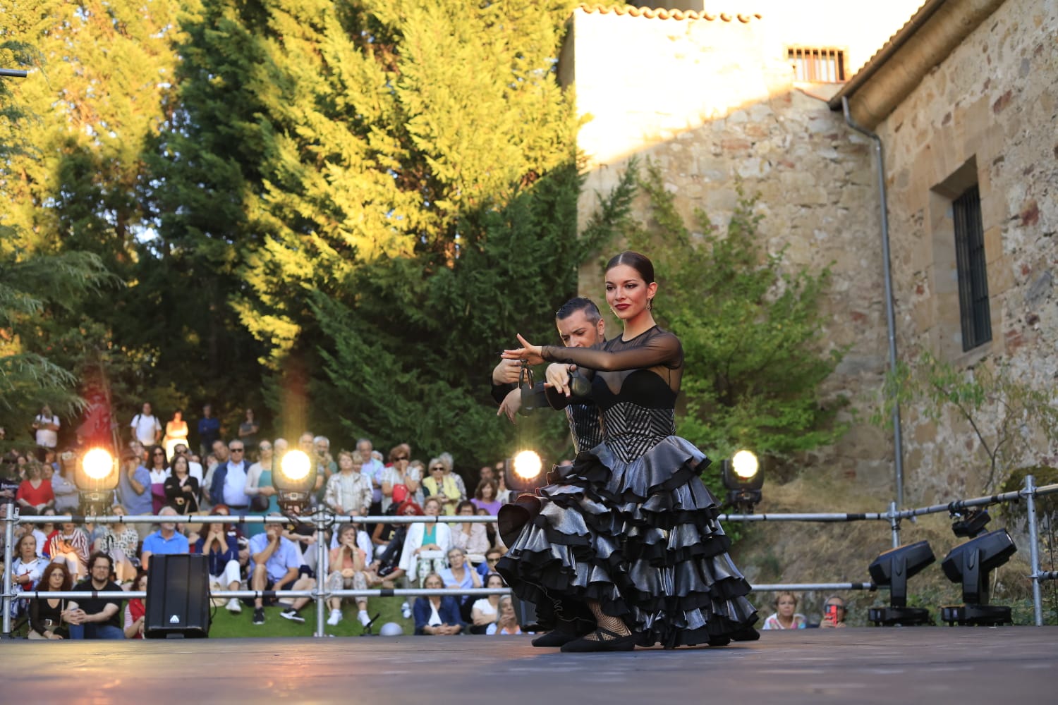 Los Jardines de Santo Domingo se llenan de arte con el espectáculo Extractos de Querencia