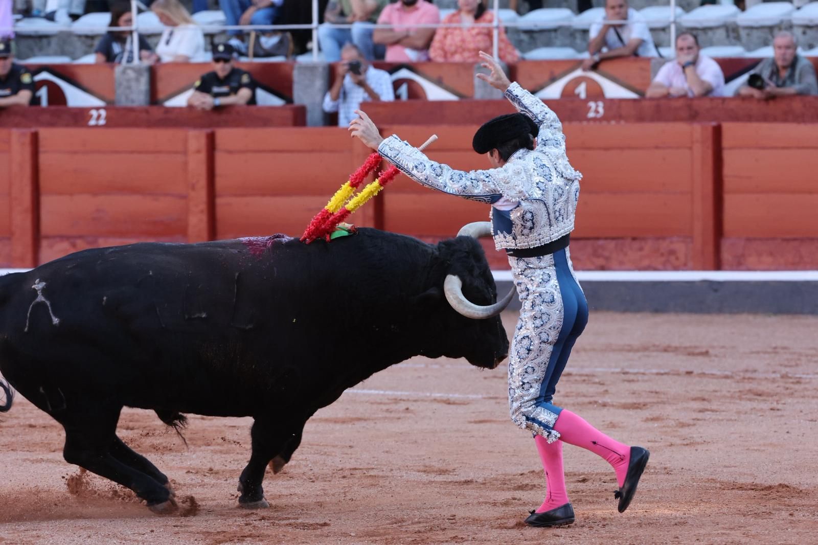 Tres orejas para Ismael Martín y traslado de Damián Castaño al hospital en la segunda de abono de Salamanca