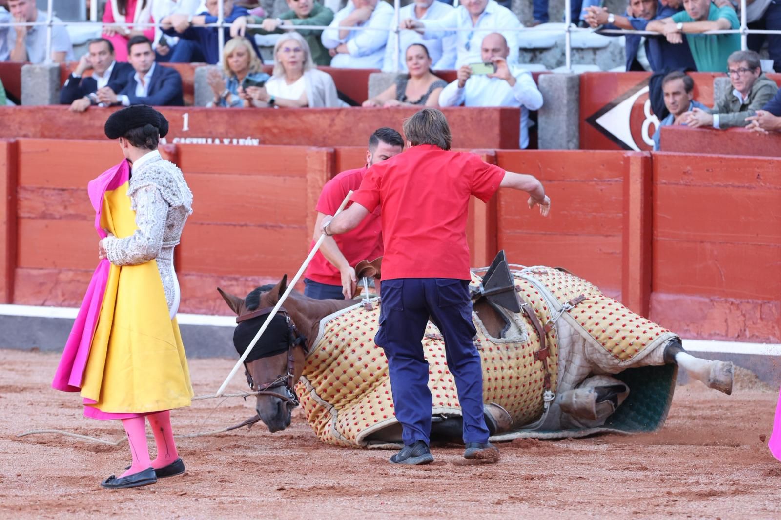Tres orejas para Ismael Martín y traslado de Damián Castaño al hospital en la segunda de abono de Salamanca