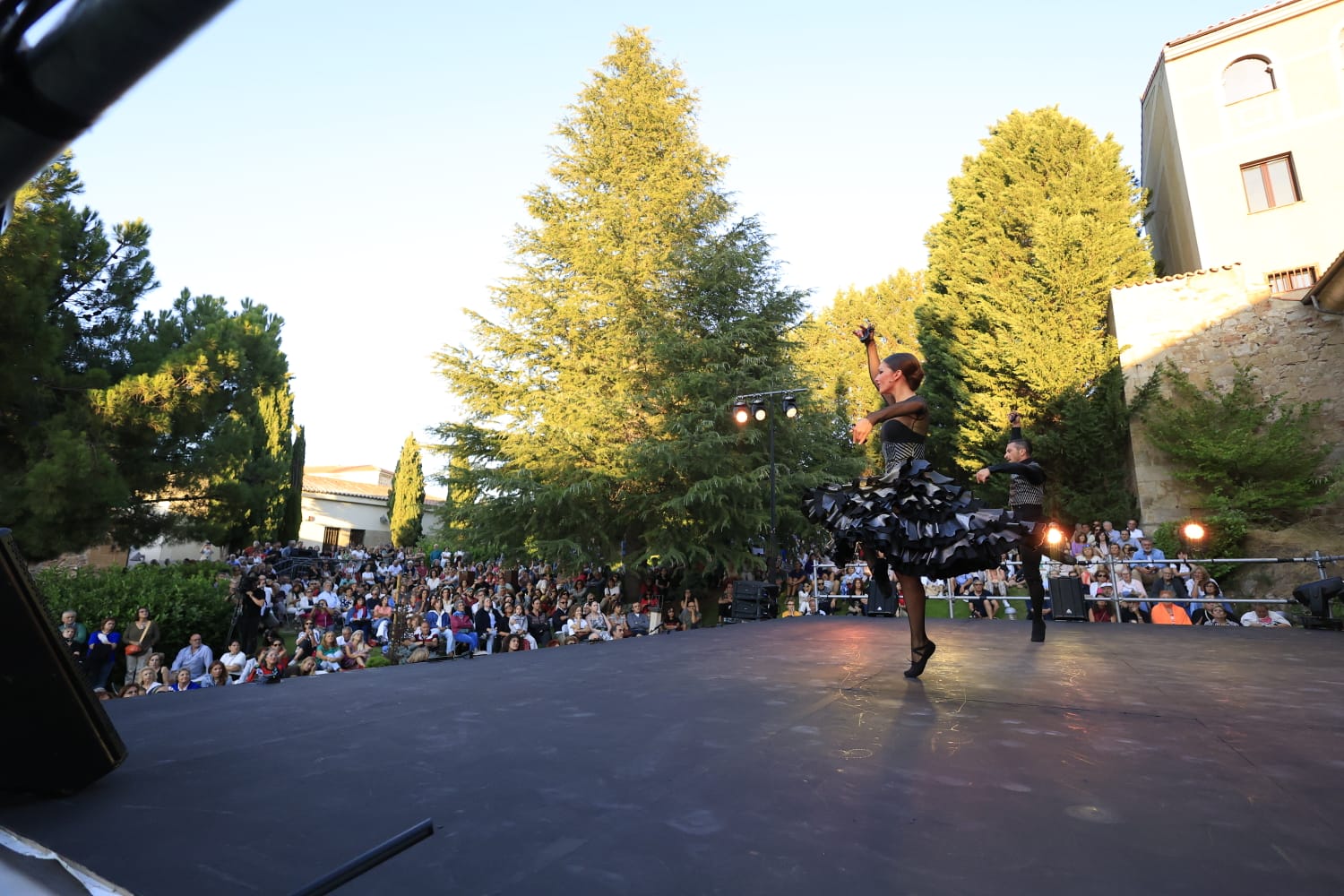 Los Jardines de Santo Domingo se llenan de arte con el espectáculo Extractos de Querencia